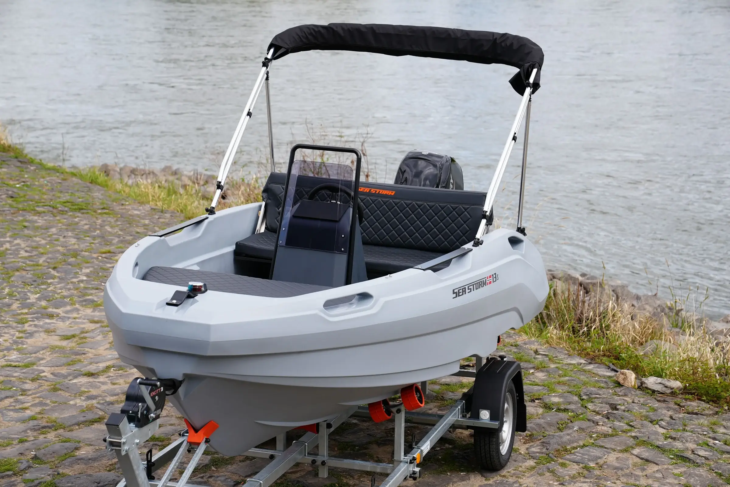 SeaStorm 13s auf dem Trailer, Ansicht schräg von vorn