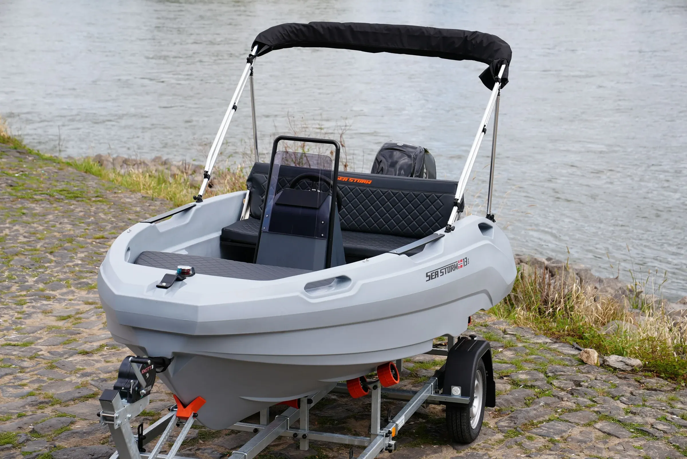 SeaStorm 13s auf dem Trailer, Ansicht schräg von vorn