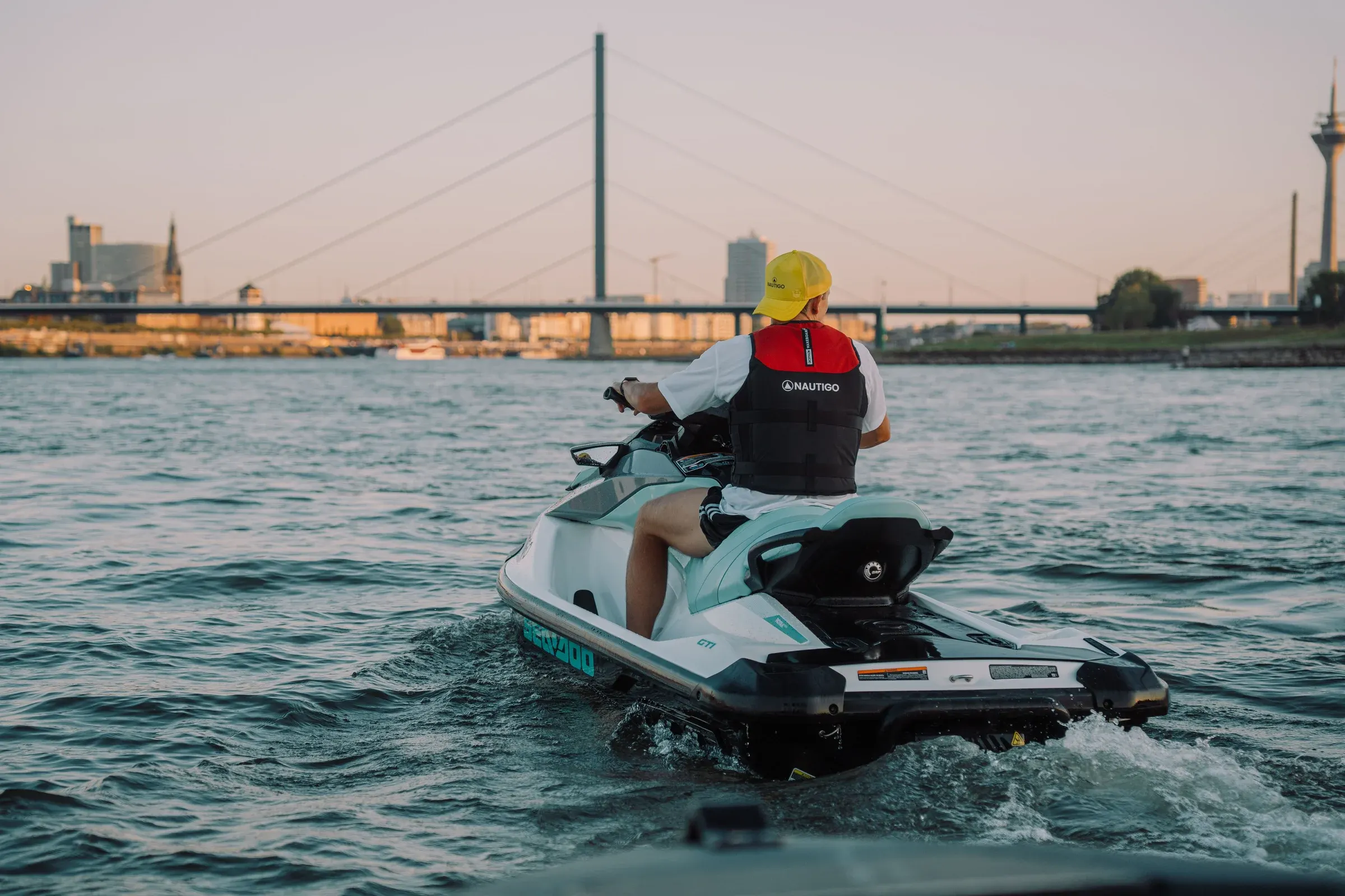 Sea-Doo GTI 130 in Fahrt, Ansicht von hinten