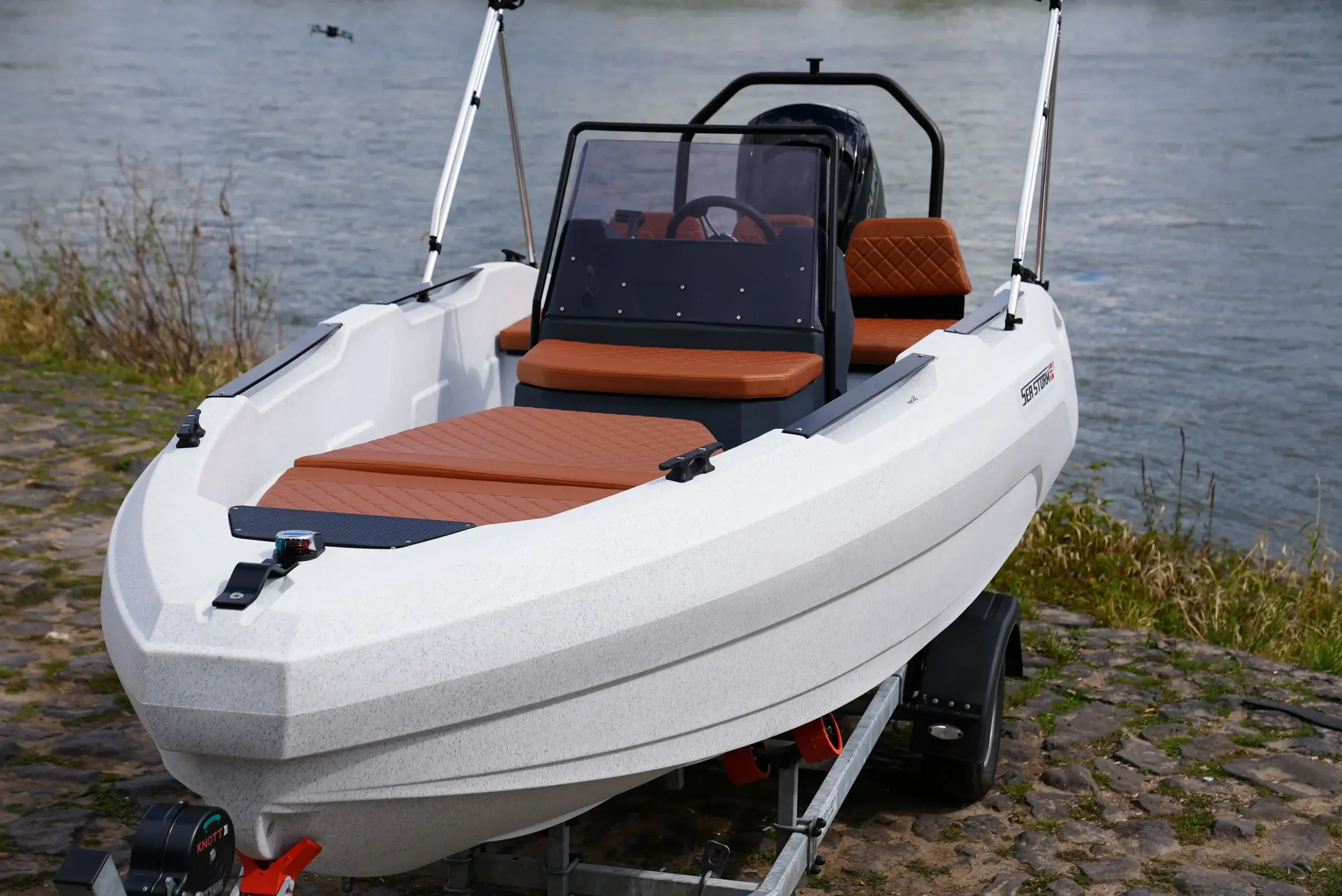 Bug der SeaStorm 17 mit Sonnenliege in Braun