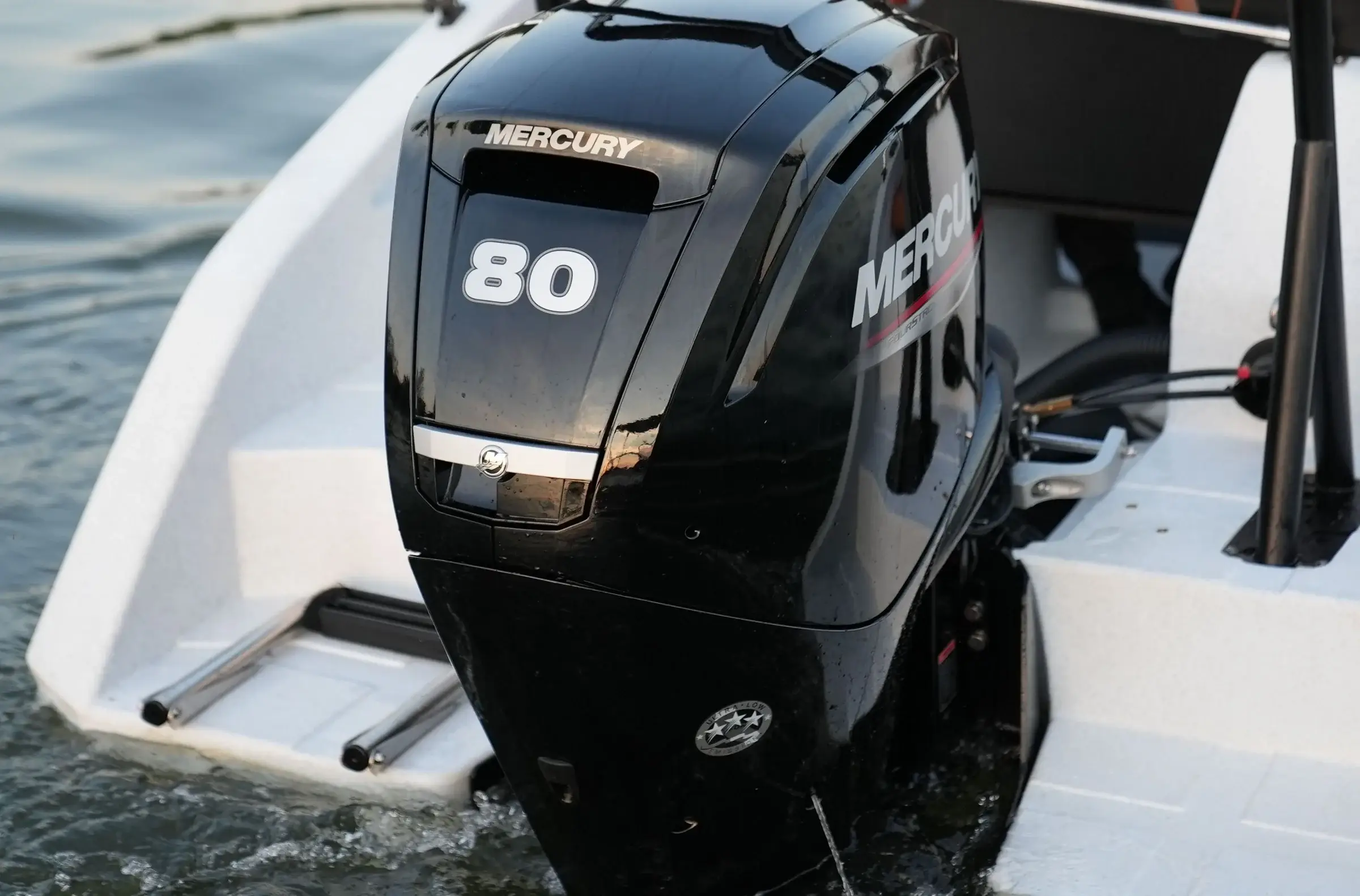 Mercury F80 von hinten mit 80-Schriftzug