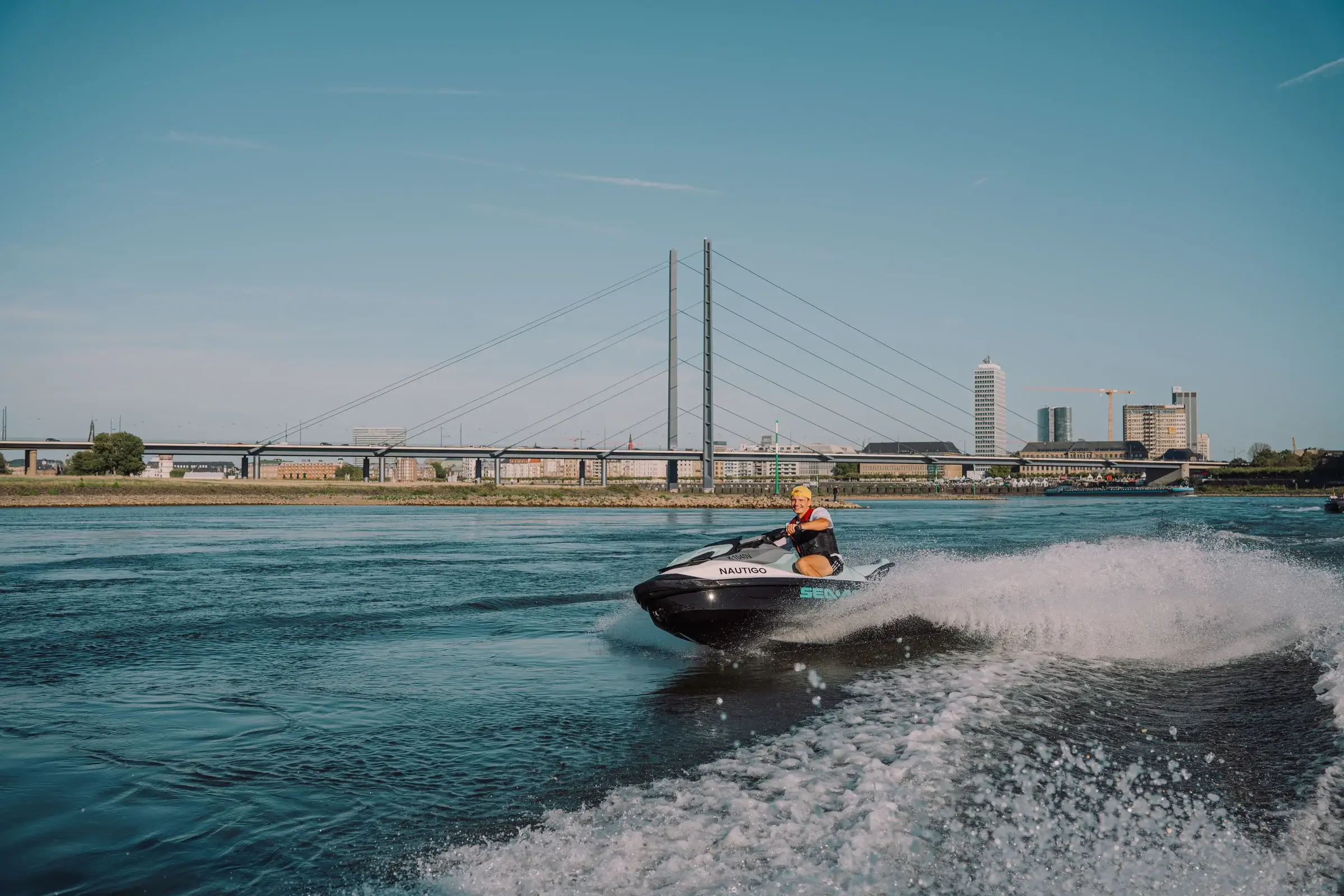 Sea-Doo GTI 130 in Fahrt vor der Rheinkniebrücke