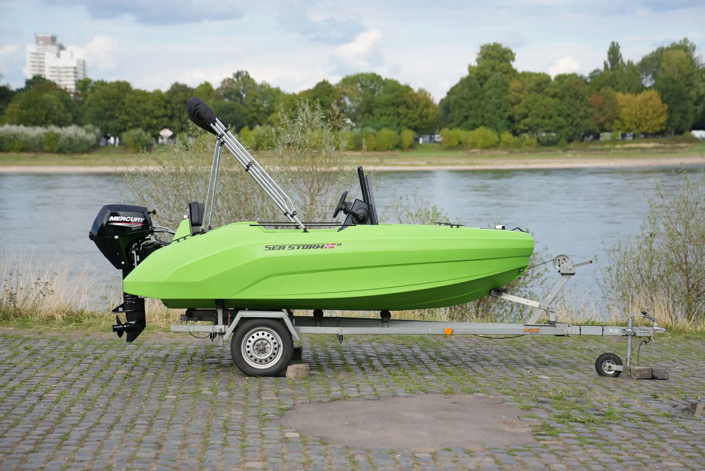 SeaStorm 12 Lime Green auf dem Trailer in Seitenansicht mit Mercury F15