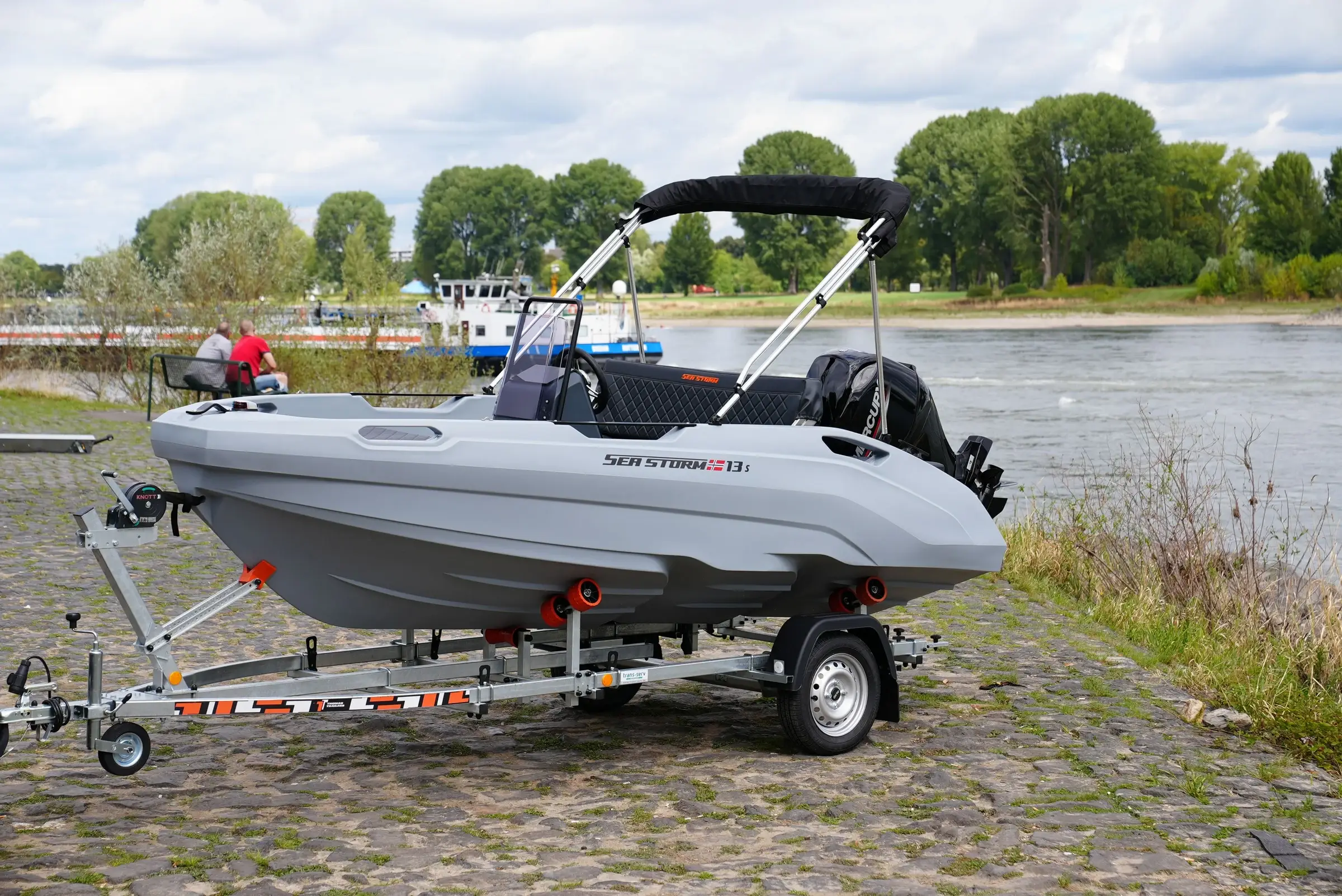 SeaStorm 13s in Seitenansicht mit Mercury F60