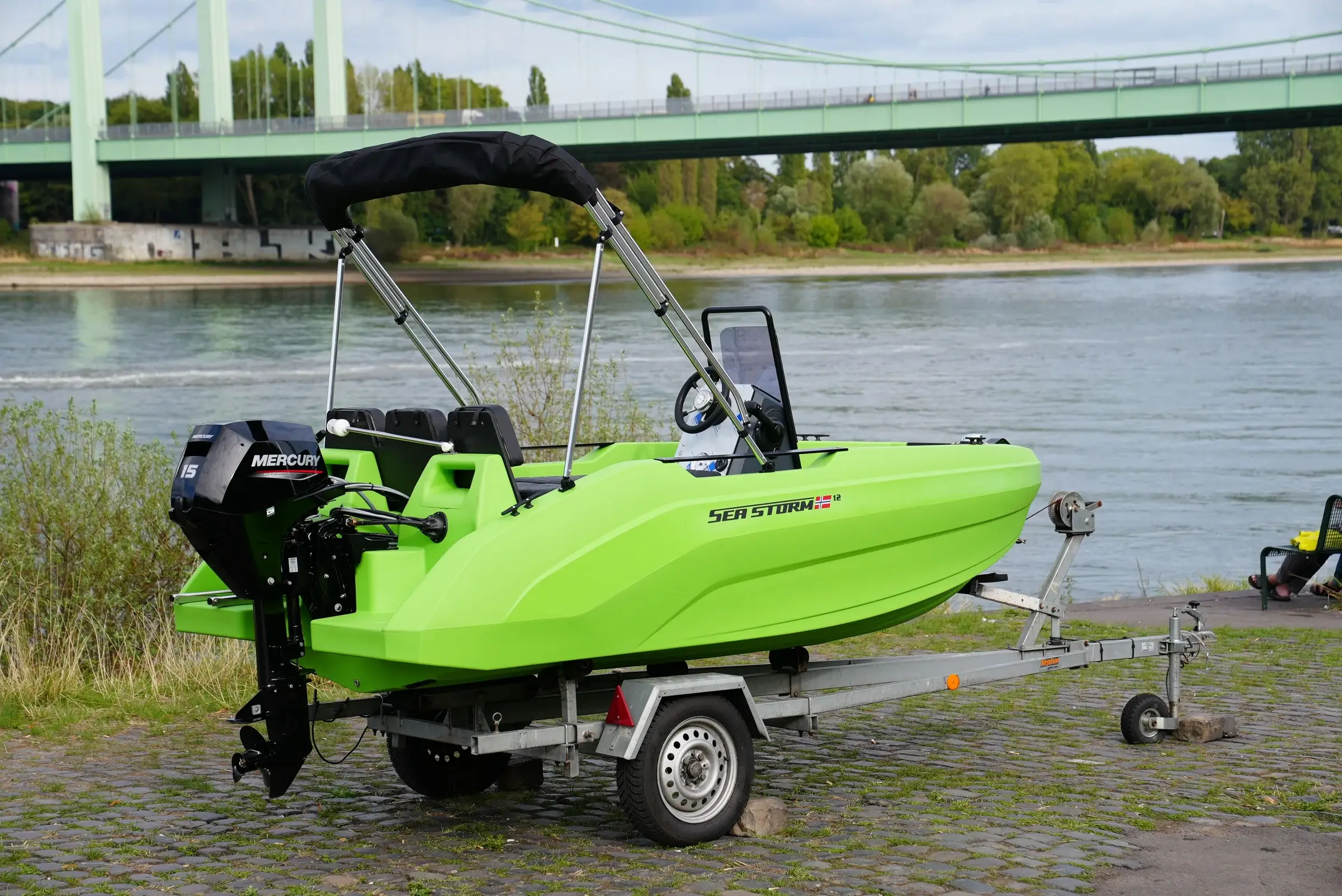 SeaStorm 12 schräg von hinten mit Mercury F15 und Trailer