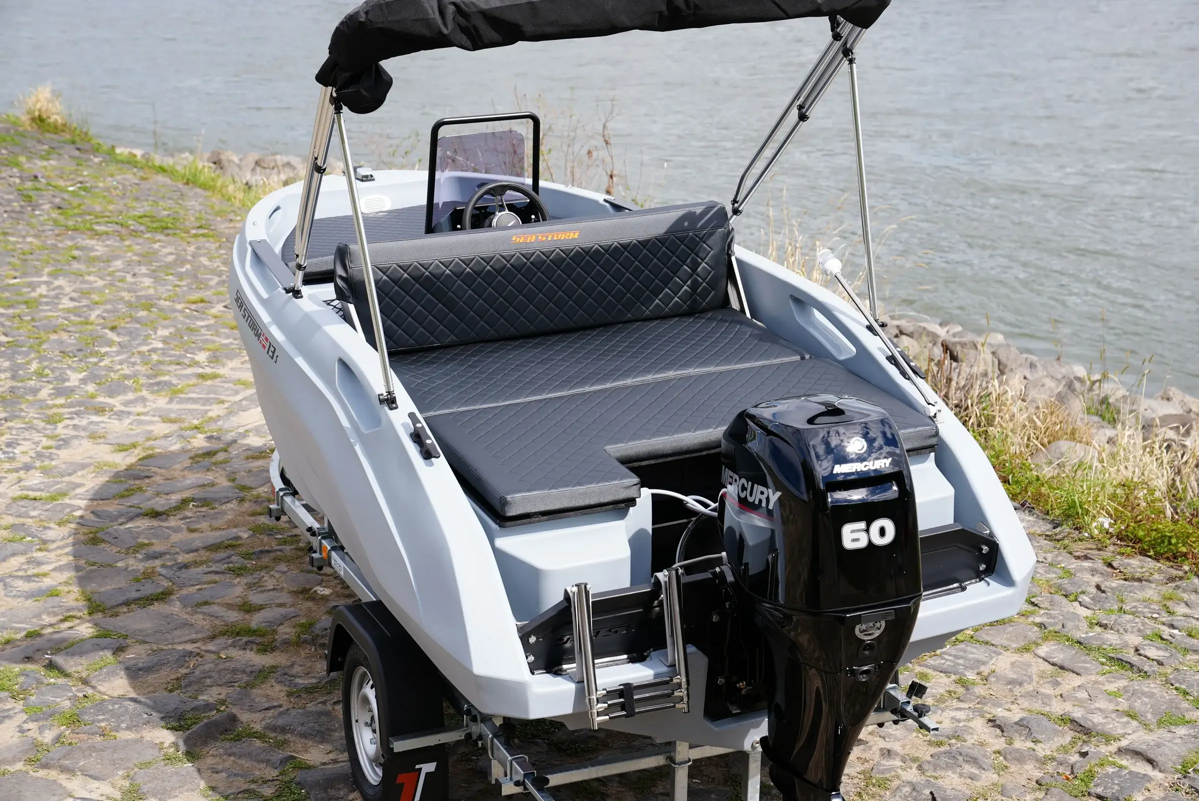 Heckansicht der SeaStorm 13s mit Mercury F60