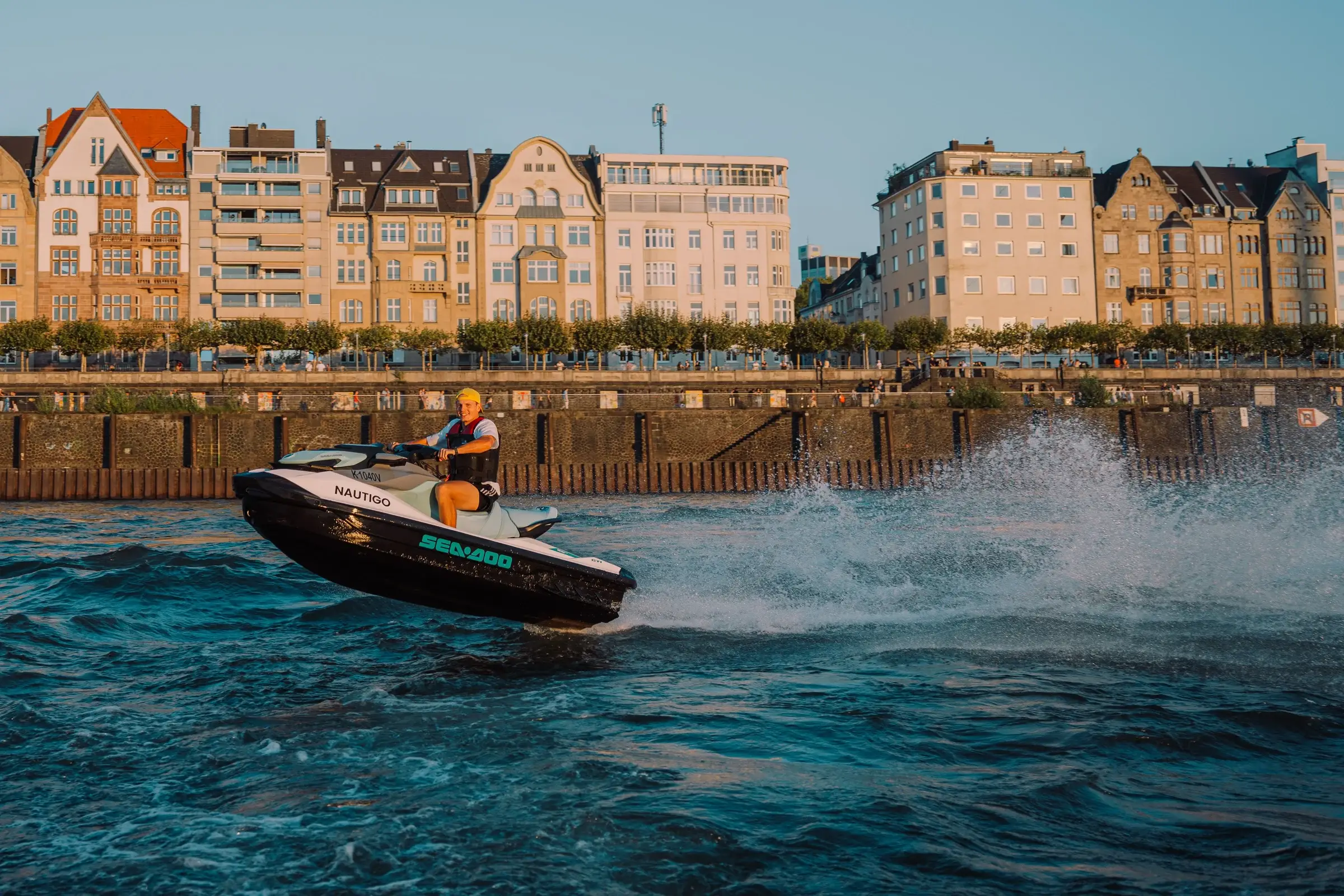 Sea-Doo GTI 130 in Fahrt am Rheinufer