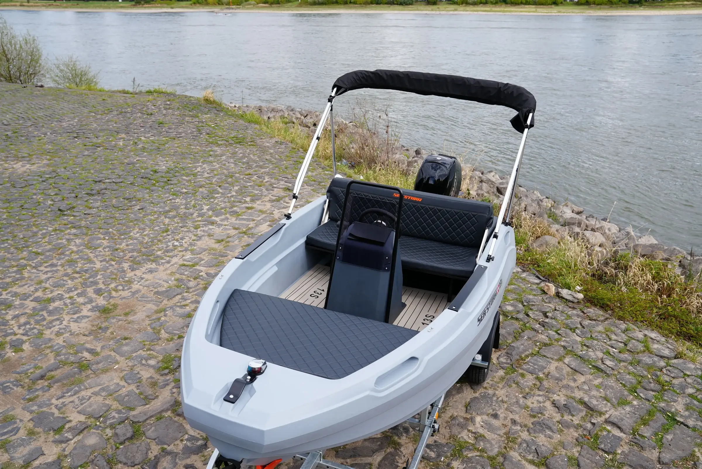 Cockpit der SeaStorm 13s von oben