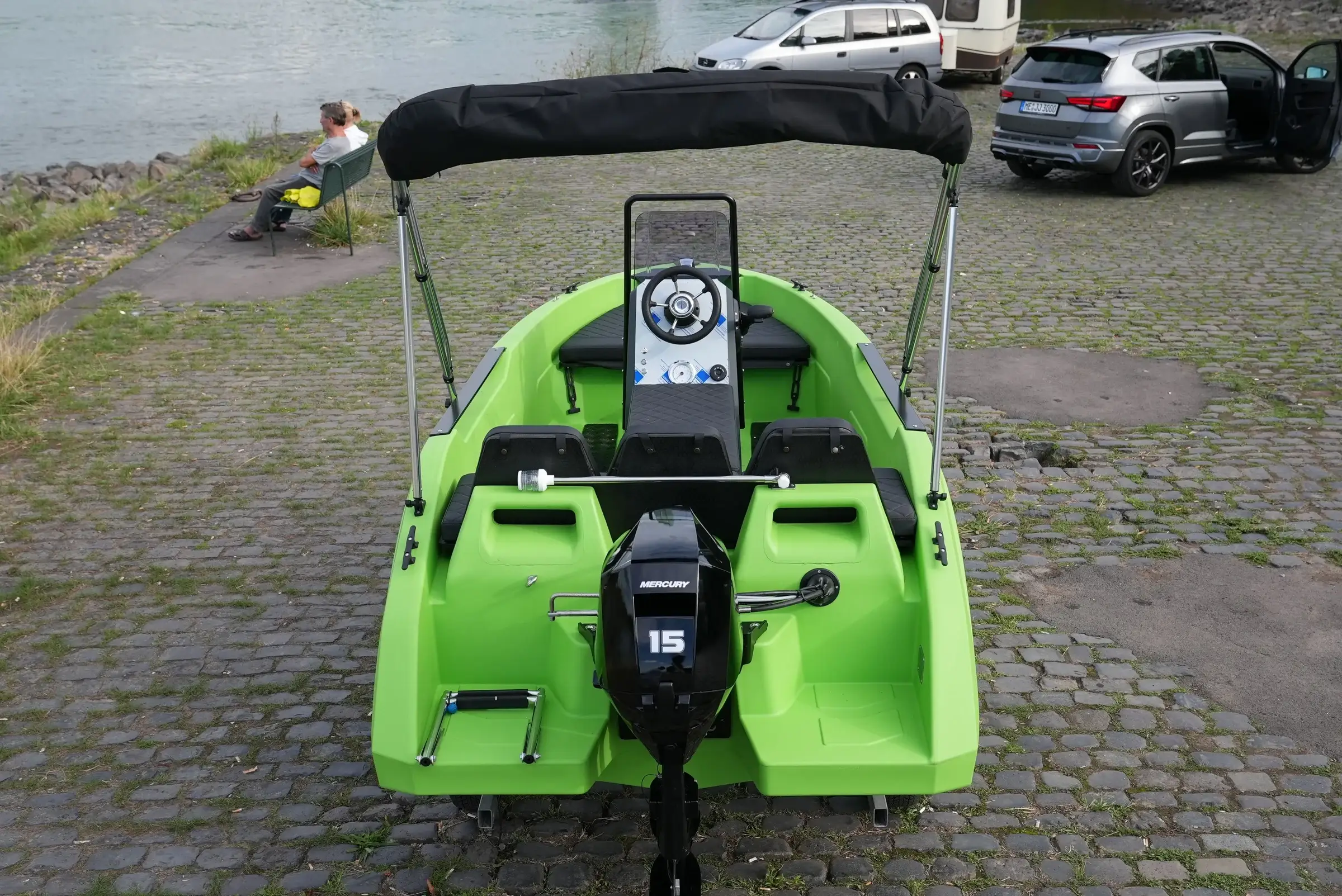 Heckansicht der SeaStorm 12 mit Mercury F15 und Badeplattform