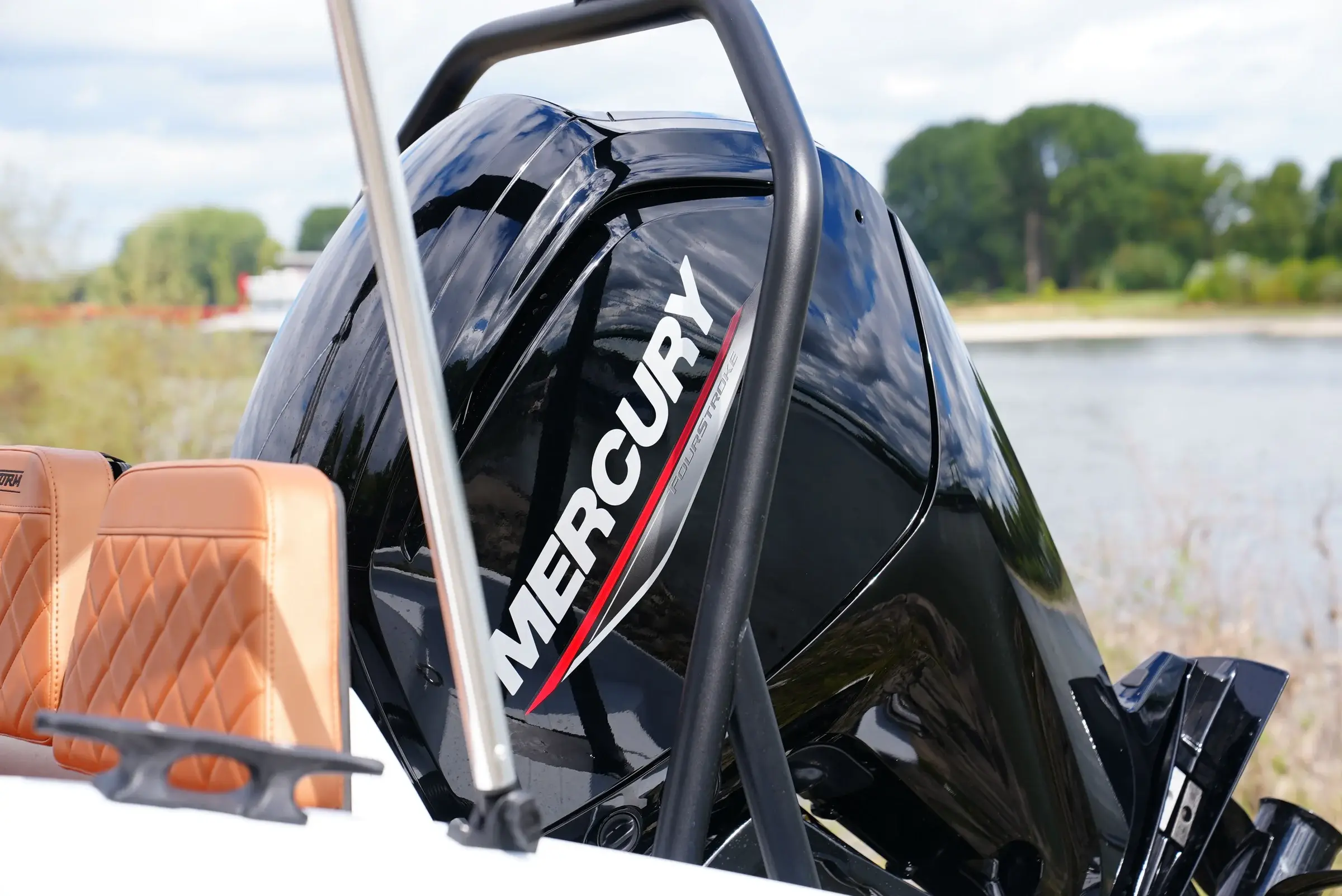 Mercury F80 seitlich mit FourStroke-Schriftzug