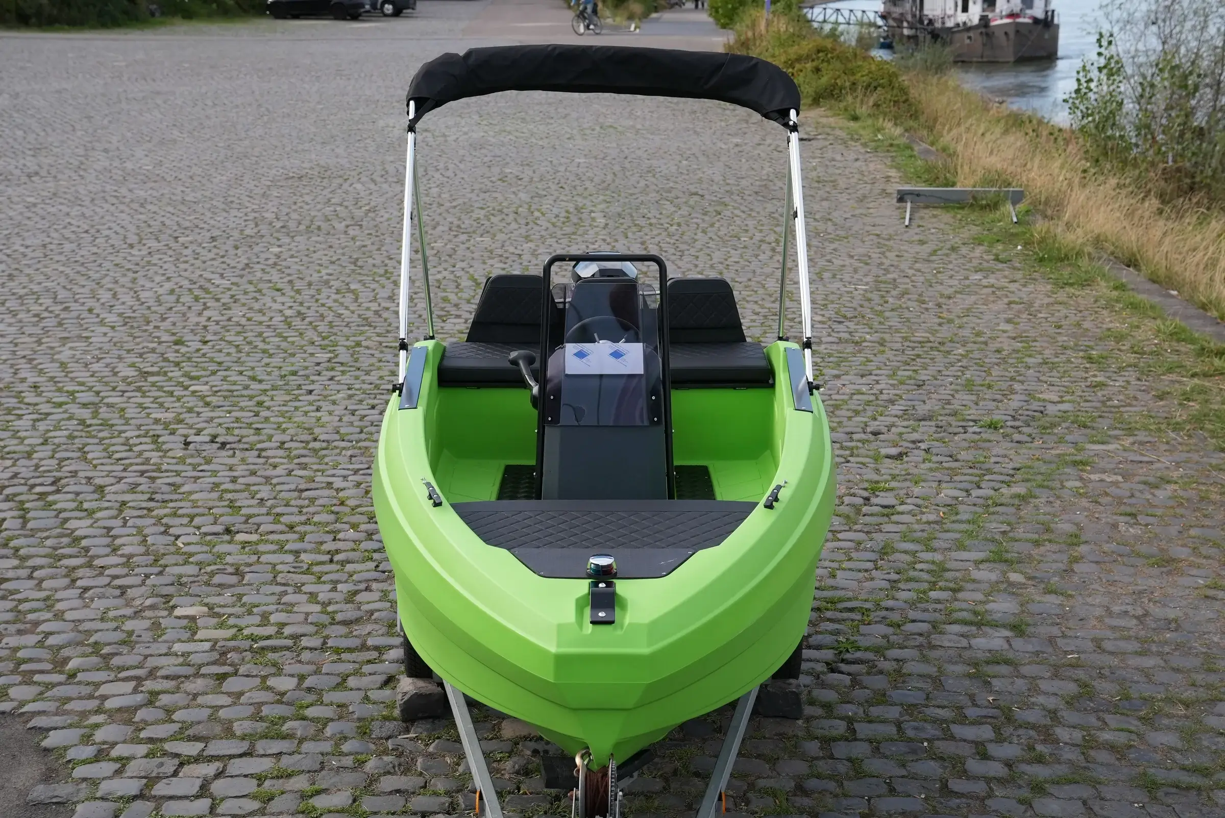 SeaStorm 12 von vorn mit Bugpolster, Konsole und Bimini