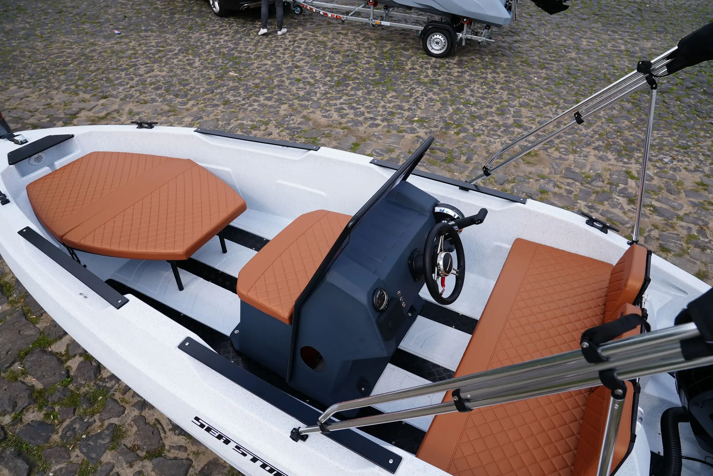 Cockpit der SeaStorm 17 von oben mit Sonderpolstern in Braun