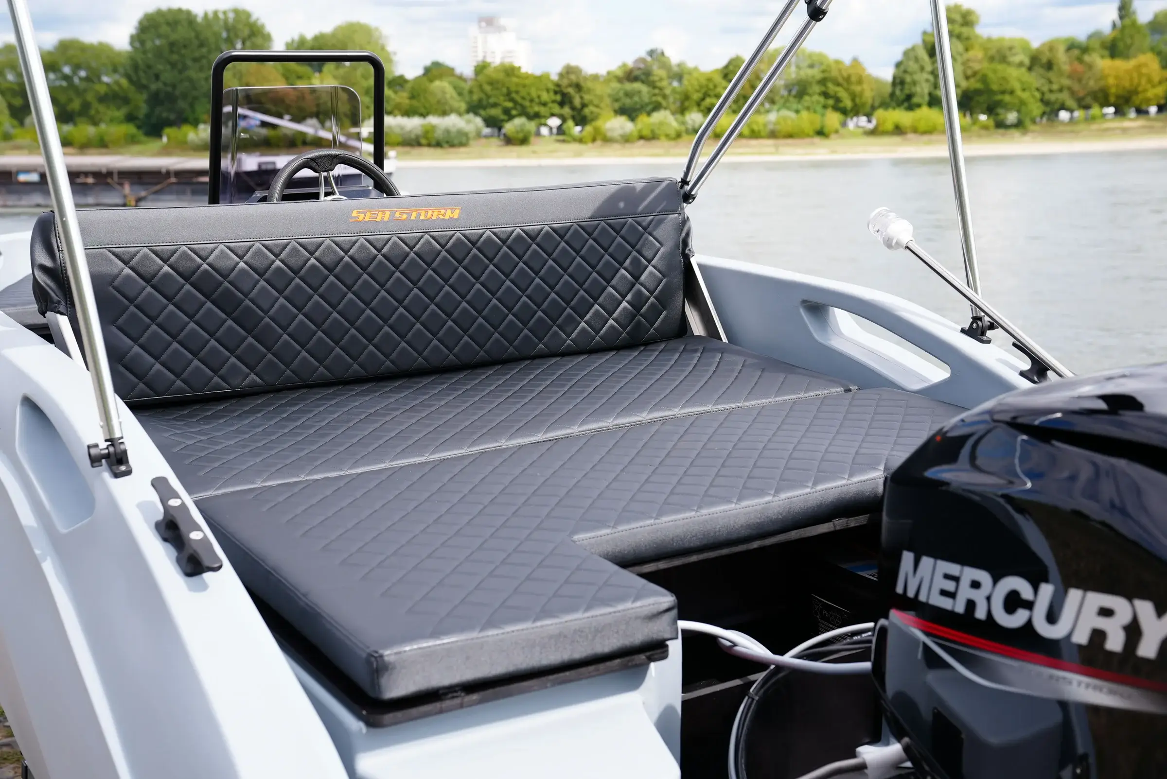 Heckliege der SeaStorm 13s mit Mercury F60