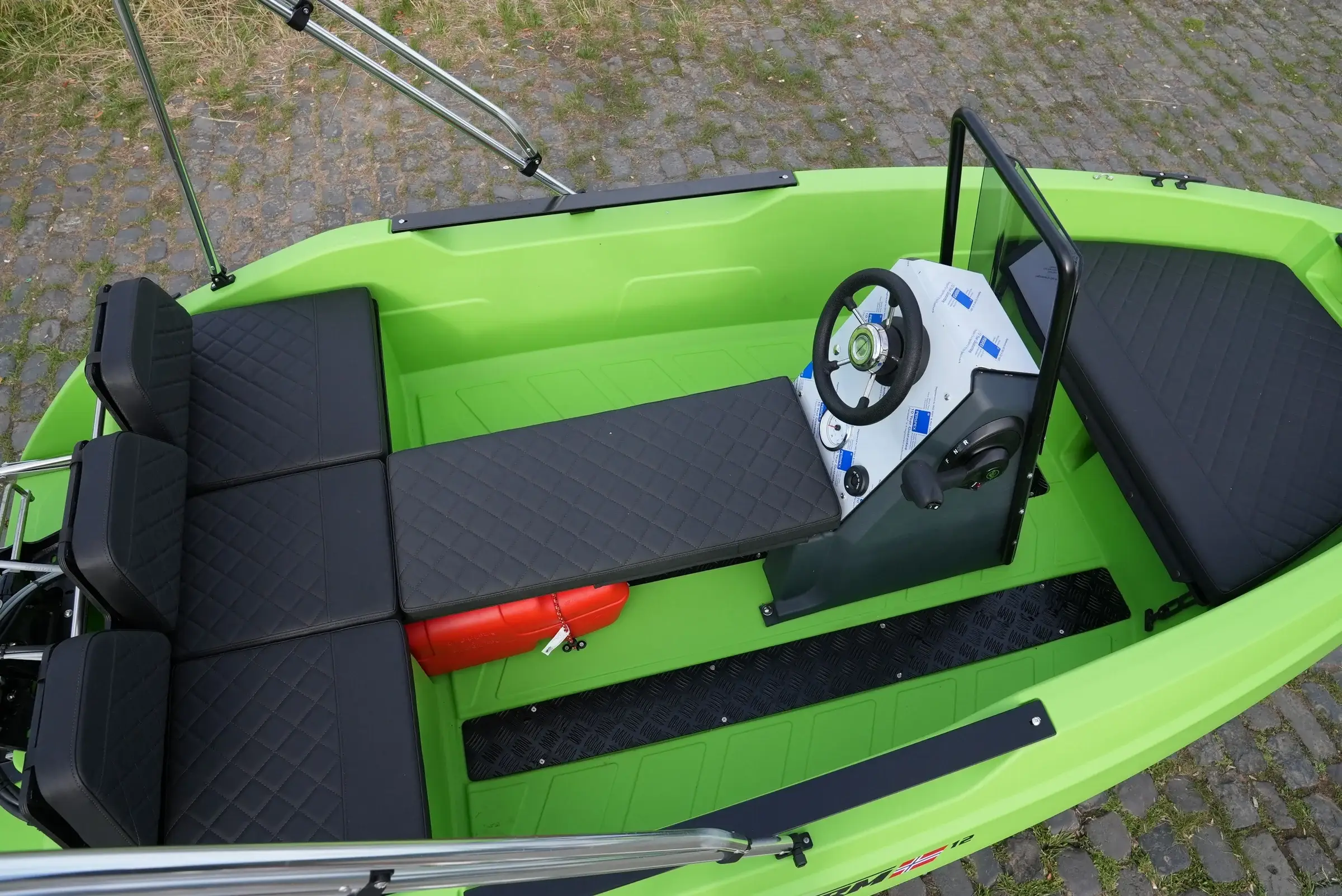 Sitzbereich der SeaStorm 12 mit schwarzen Polstern