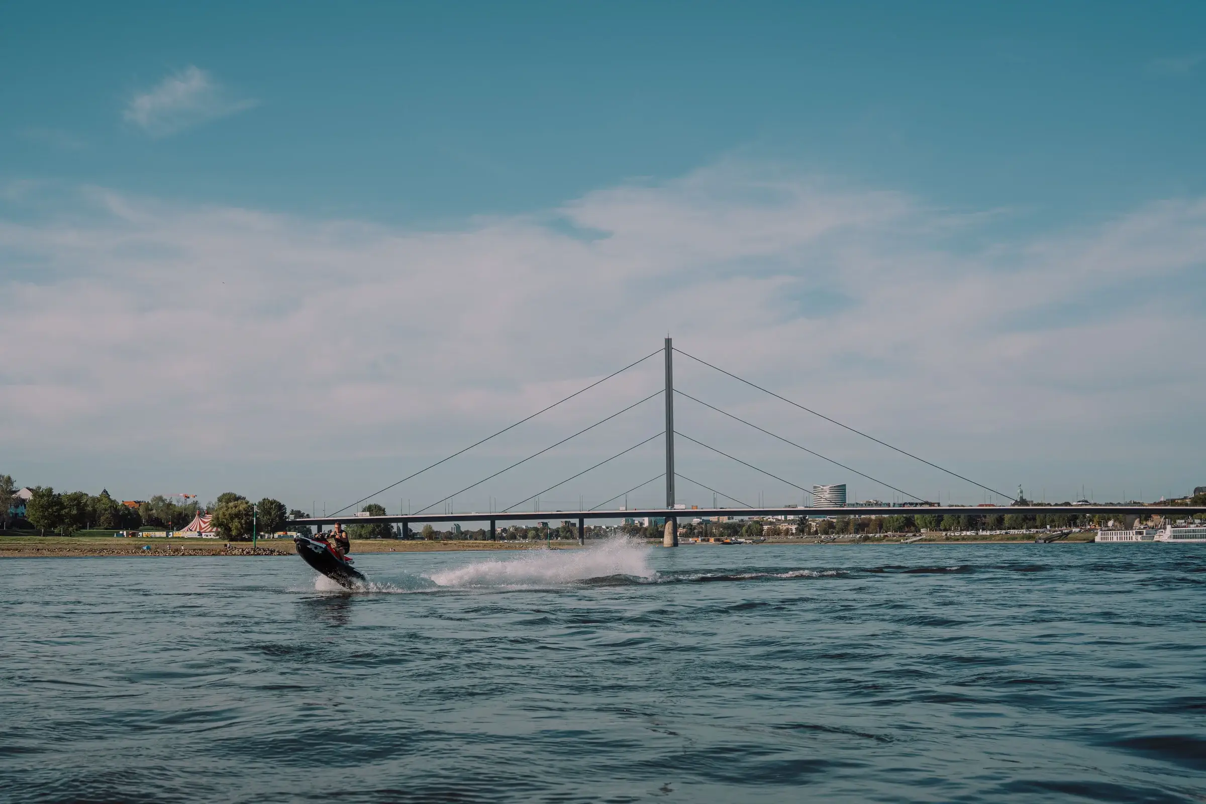 Sea-Doo GTI 130 vor einer Rheinbrücke