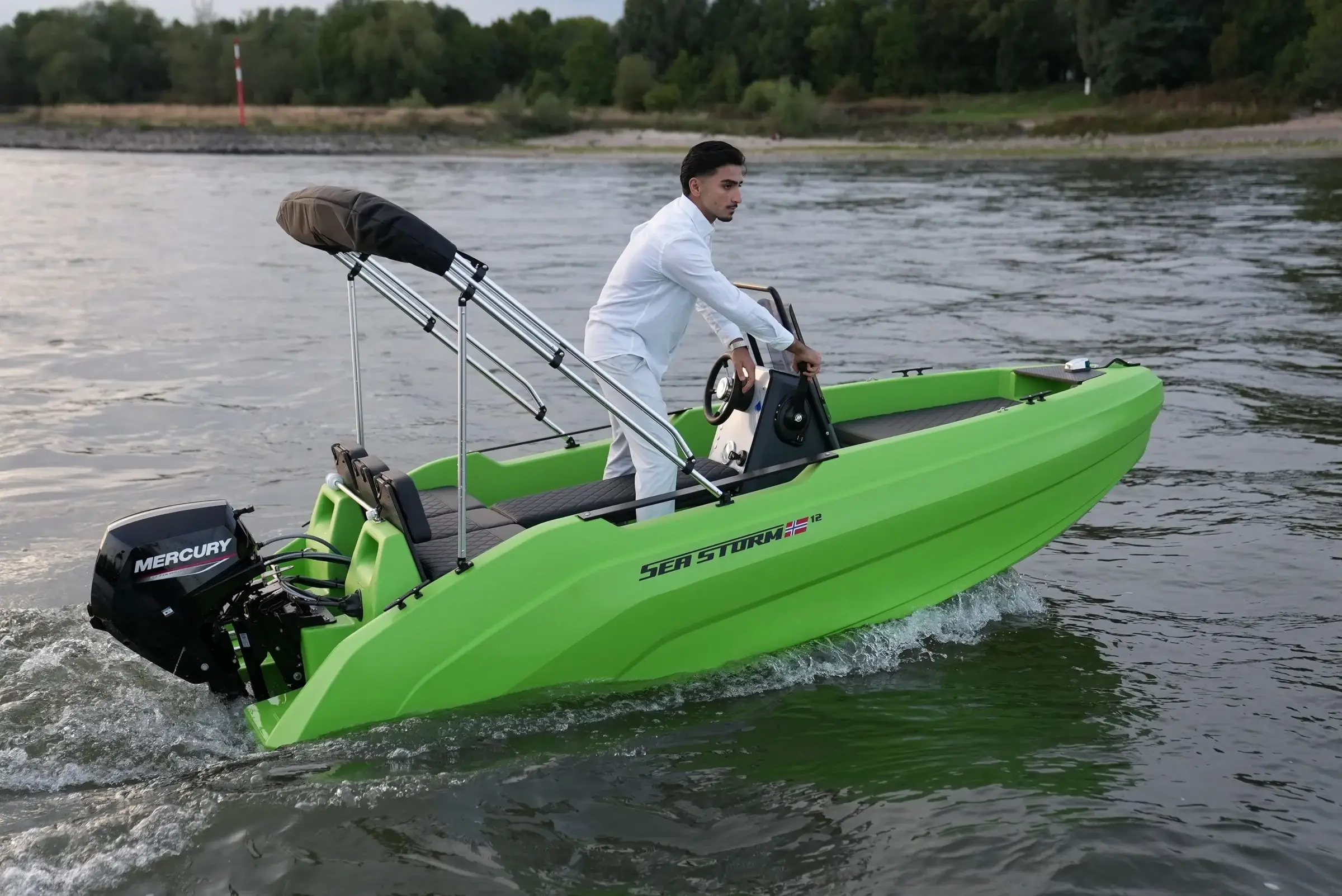 SeaStorm 12 Lime Green in Fahrt auf dem Rhein