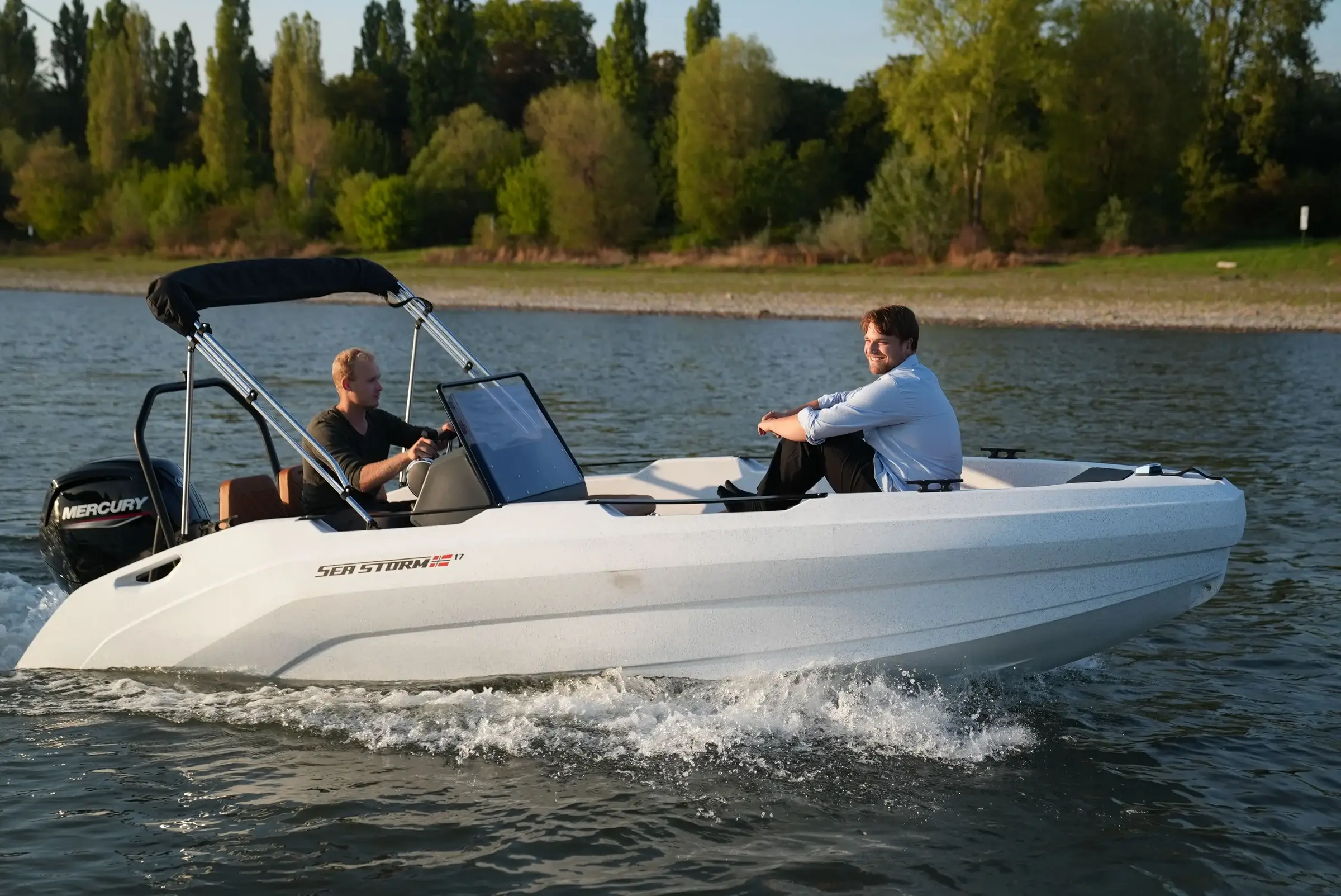 SeaStorm 17 Weiß in Fahrt auf dem Rhein