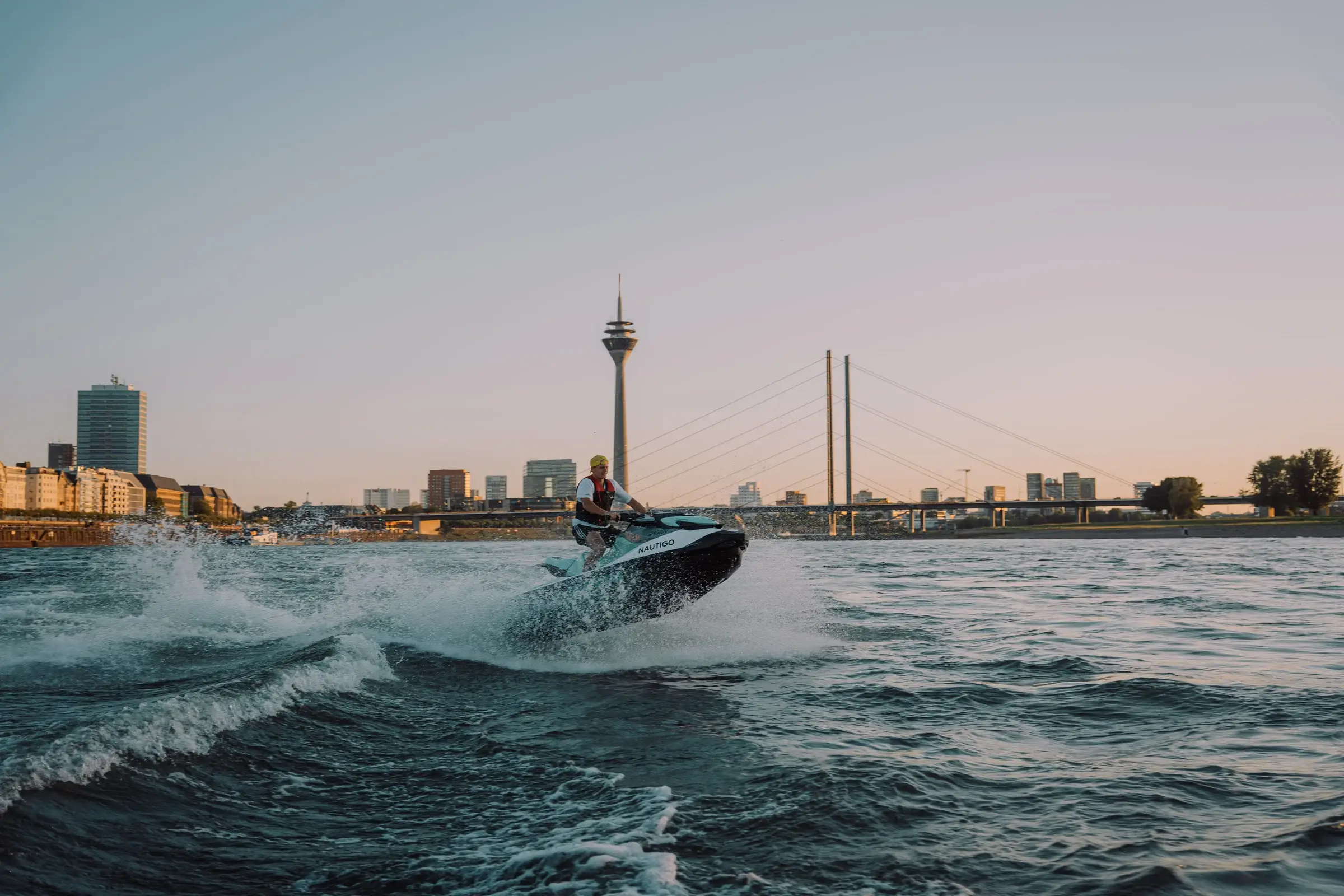 Sea-Doo GTI 130 vor der Düsseldorfer Skyline
