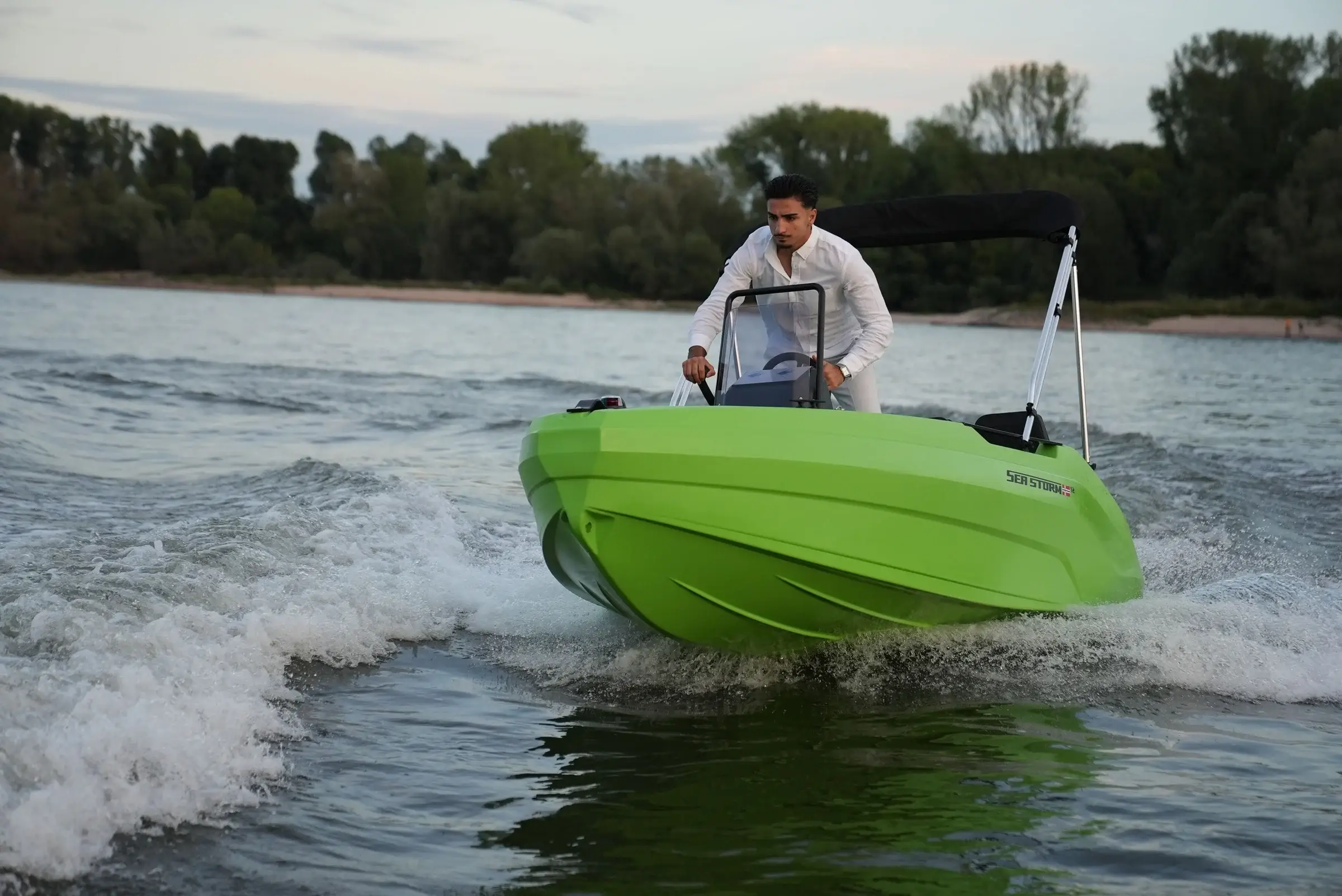 SeaStorm 12 in Fahrt von vorn