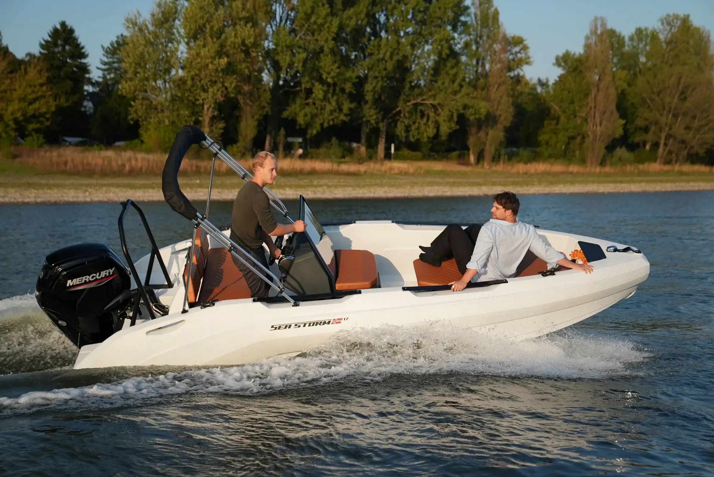 SeaStorm 17 in Fahrt mit Wakeboard-Tower