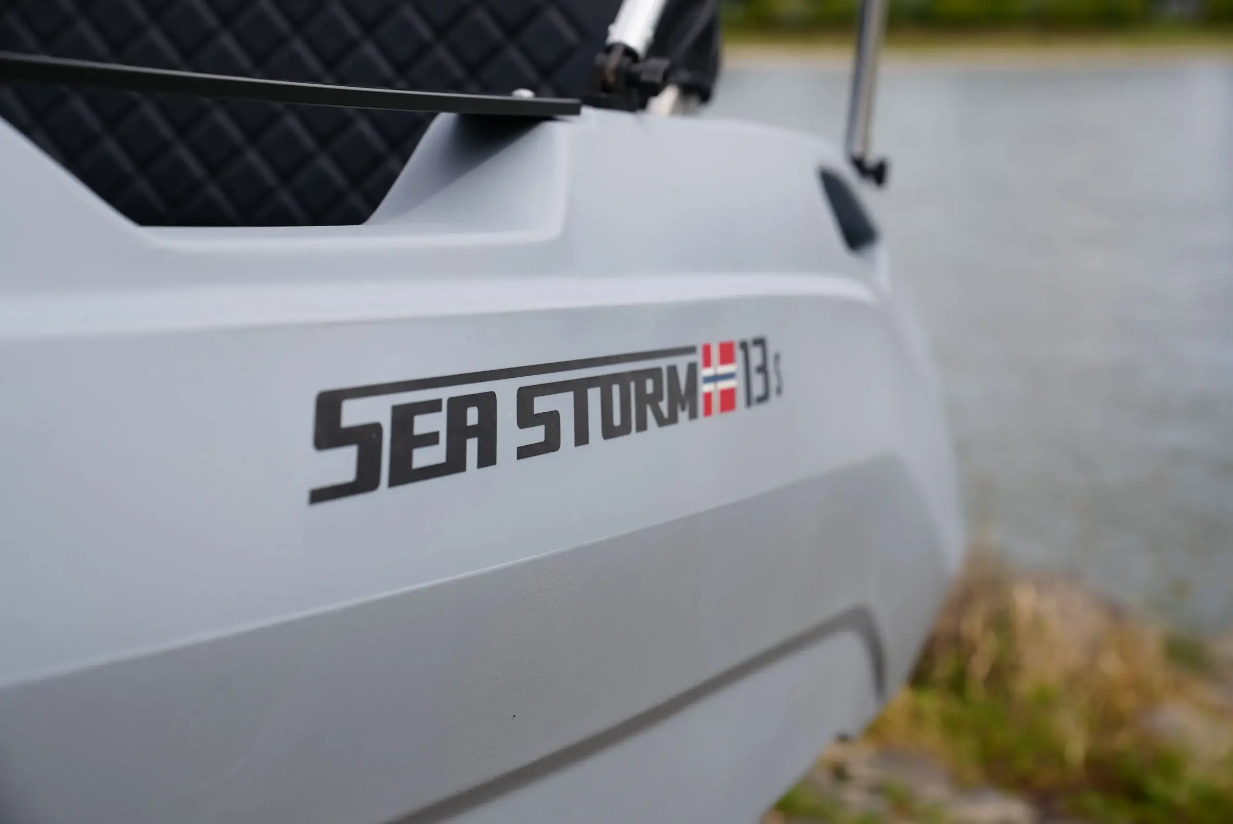 SeaStorm-Logo am Rumpf der 13s
