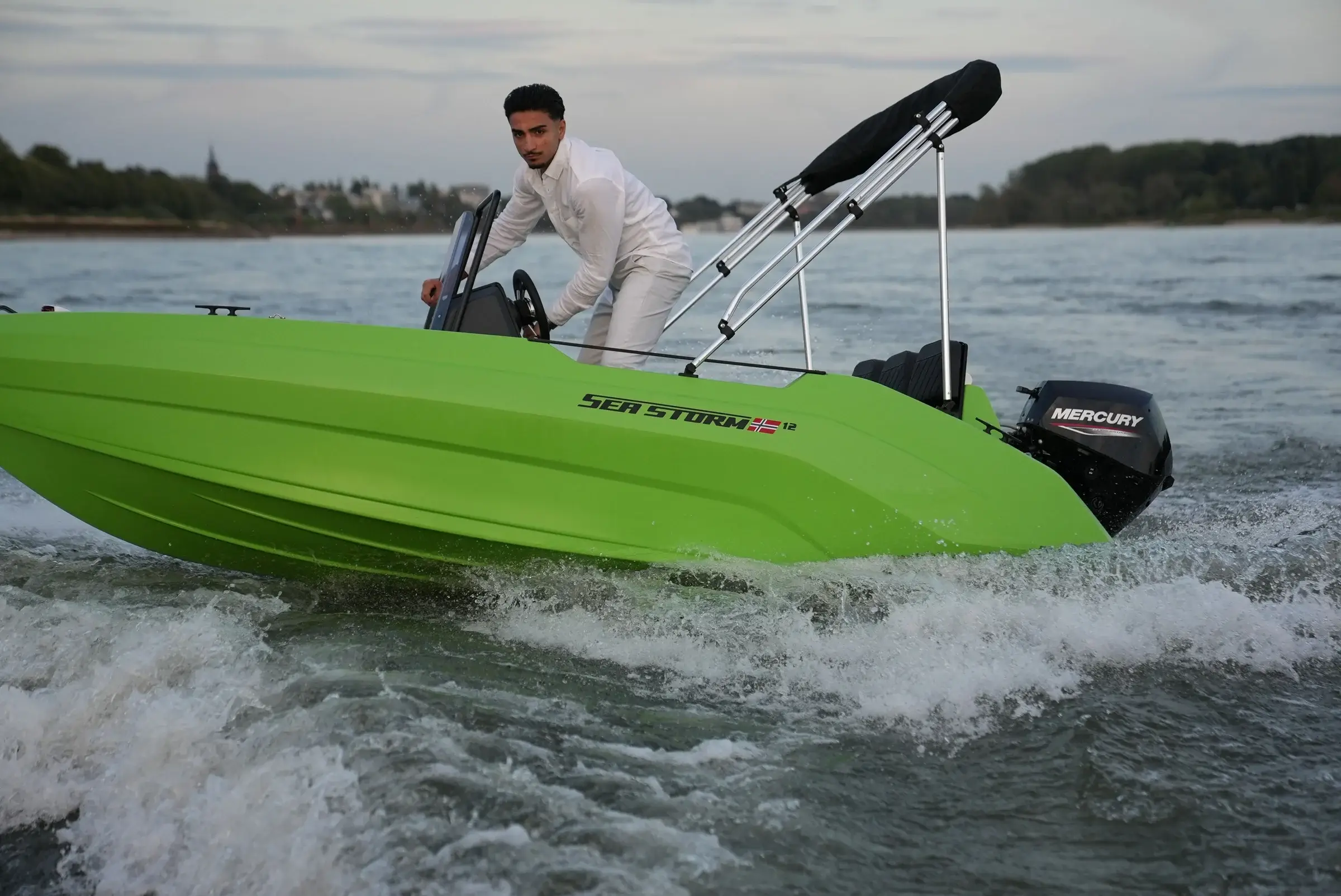 SeaStorm 12 in Fahrt, Seitenansicht mit Mercury F15