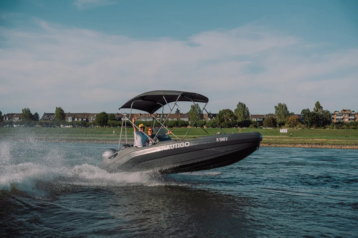 SeaStorm 17 in Fahrt auf dem Rhein mit Bimini-Verdeck