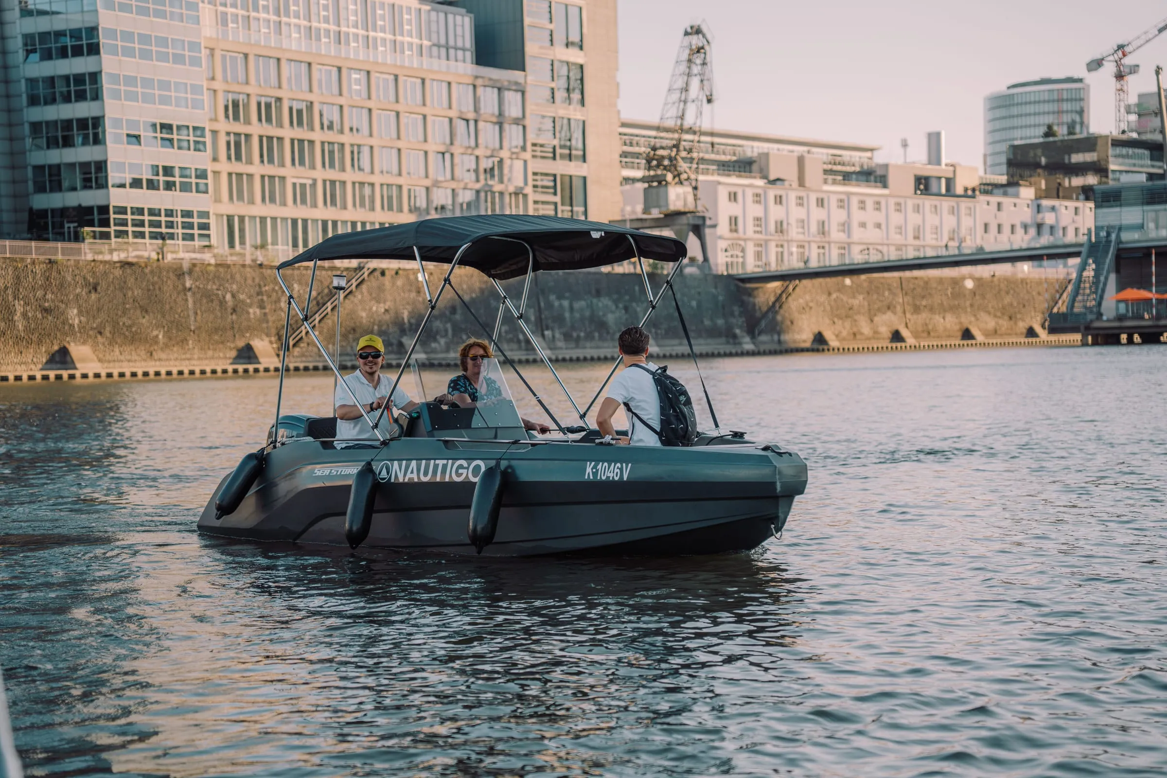 SeaStorm 17 mit HDPE-Rumpf bei langsamer Fahrt in einem Hafenbecken