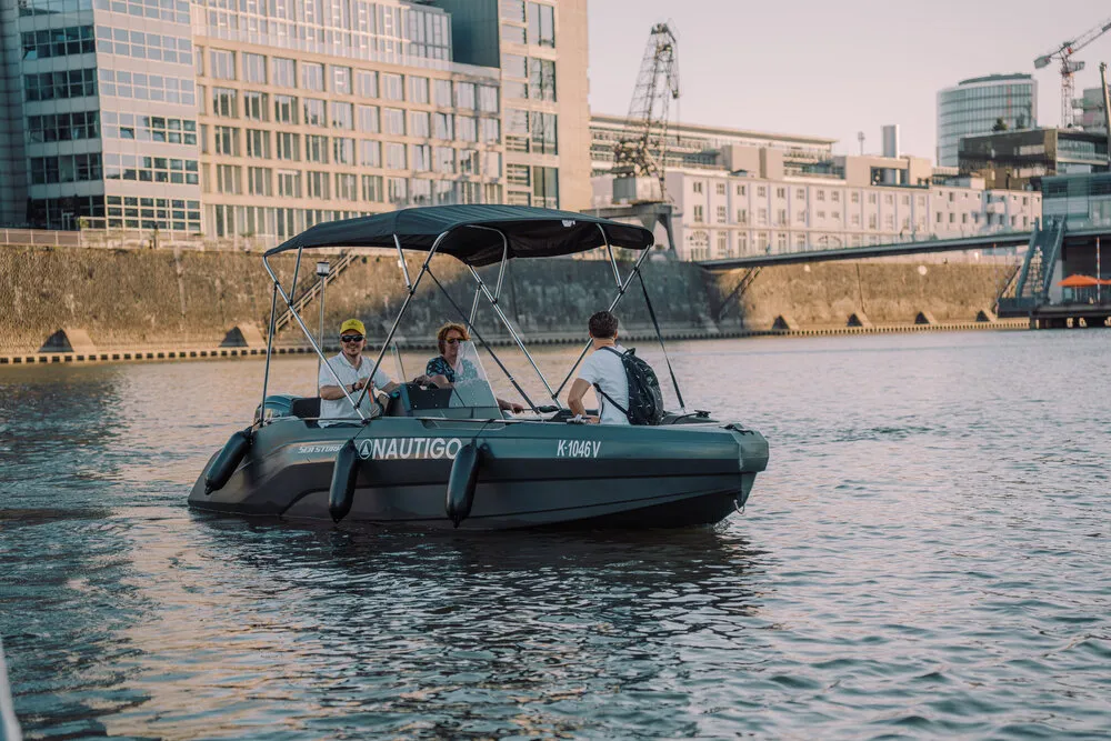SeaStorm 17 im Düsseldorfer Medienhafen mit Crew an Bord
