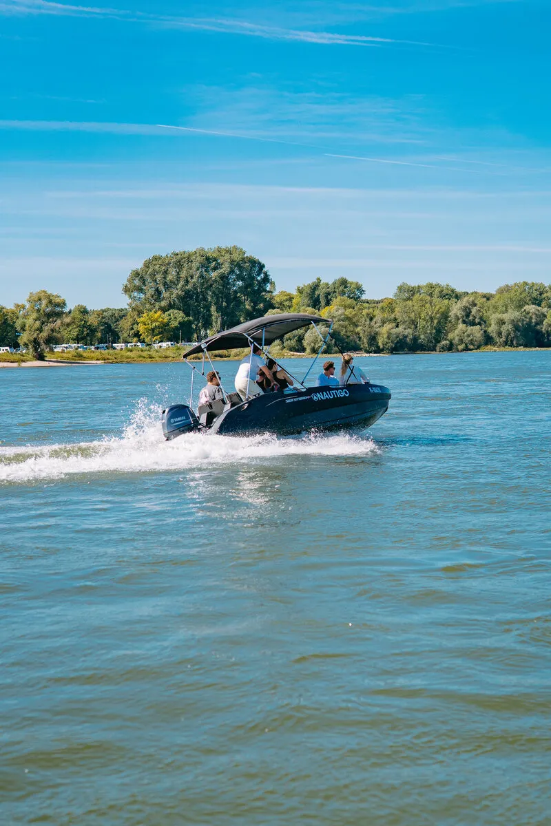 SeaStorm 17 beim schnellen Gleiten auf dem Rhein mit mehreren Personen an Bord