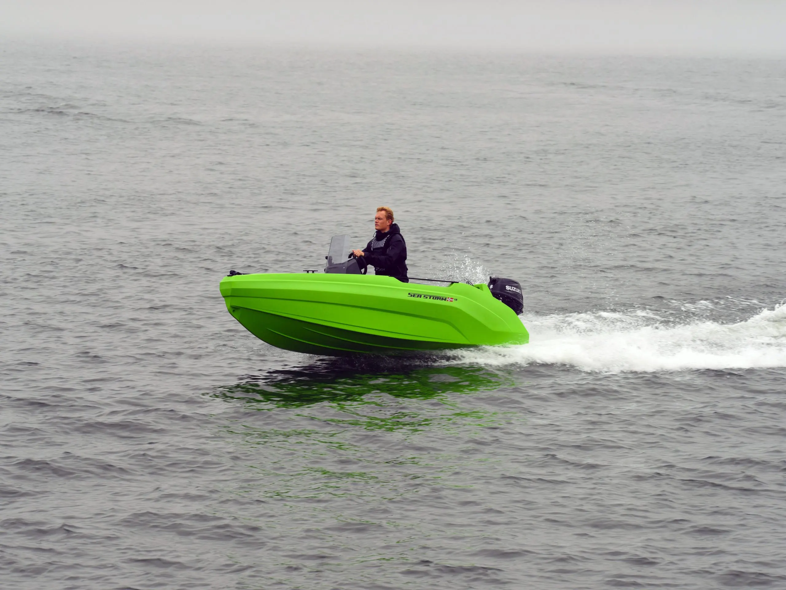 Kompaktes HDPE-Motorboot SeaStorm 12 in Fahrt auf ruhigem Wasser