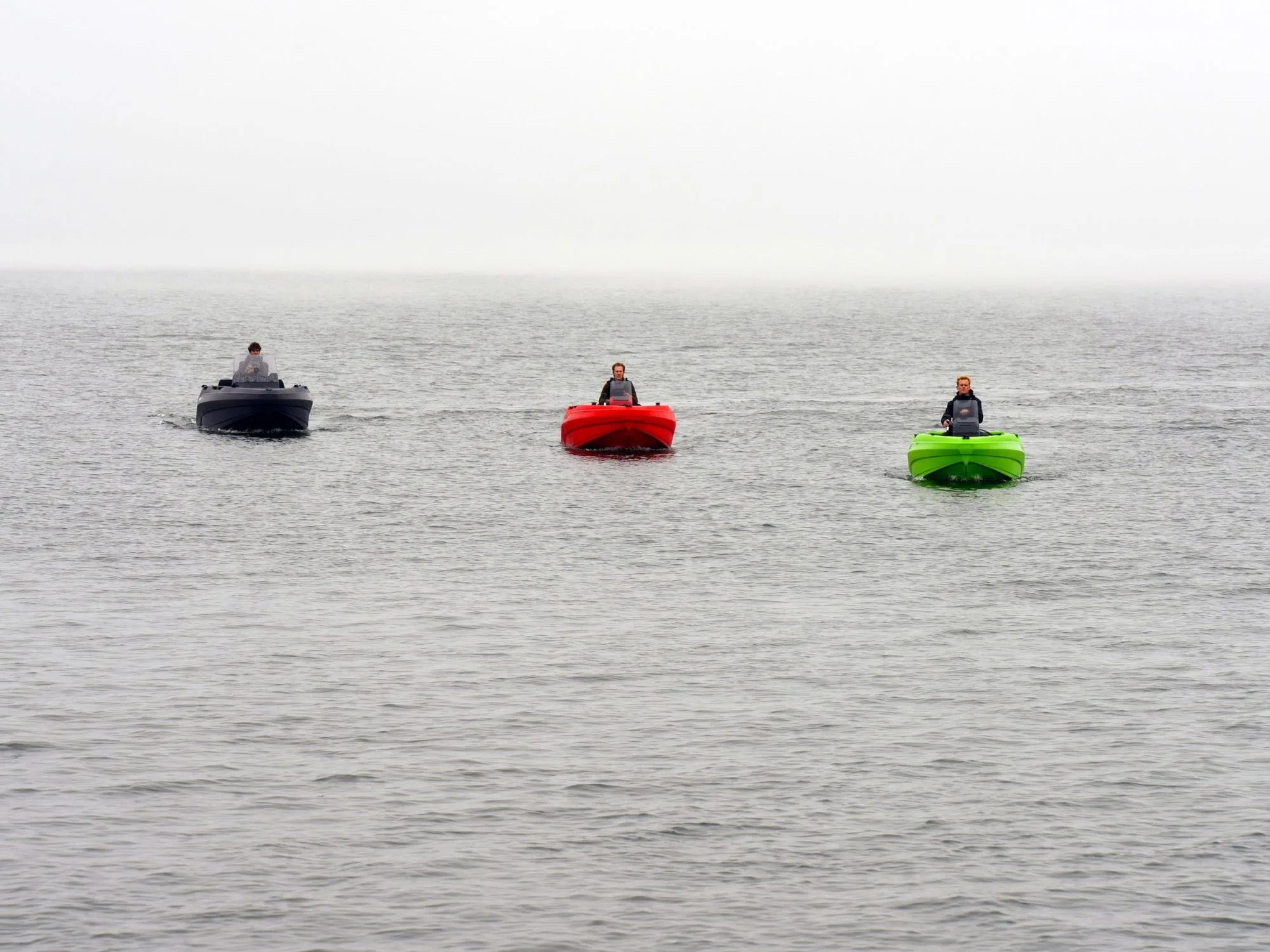 Drei SeaStorm 12 in Anthrazit, Rot und Grün nebeneinander in Fahrt