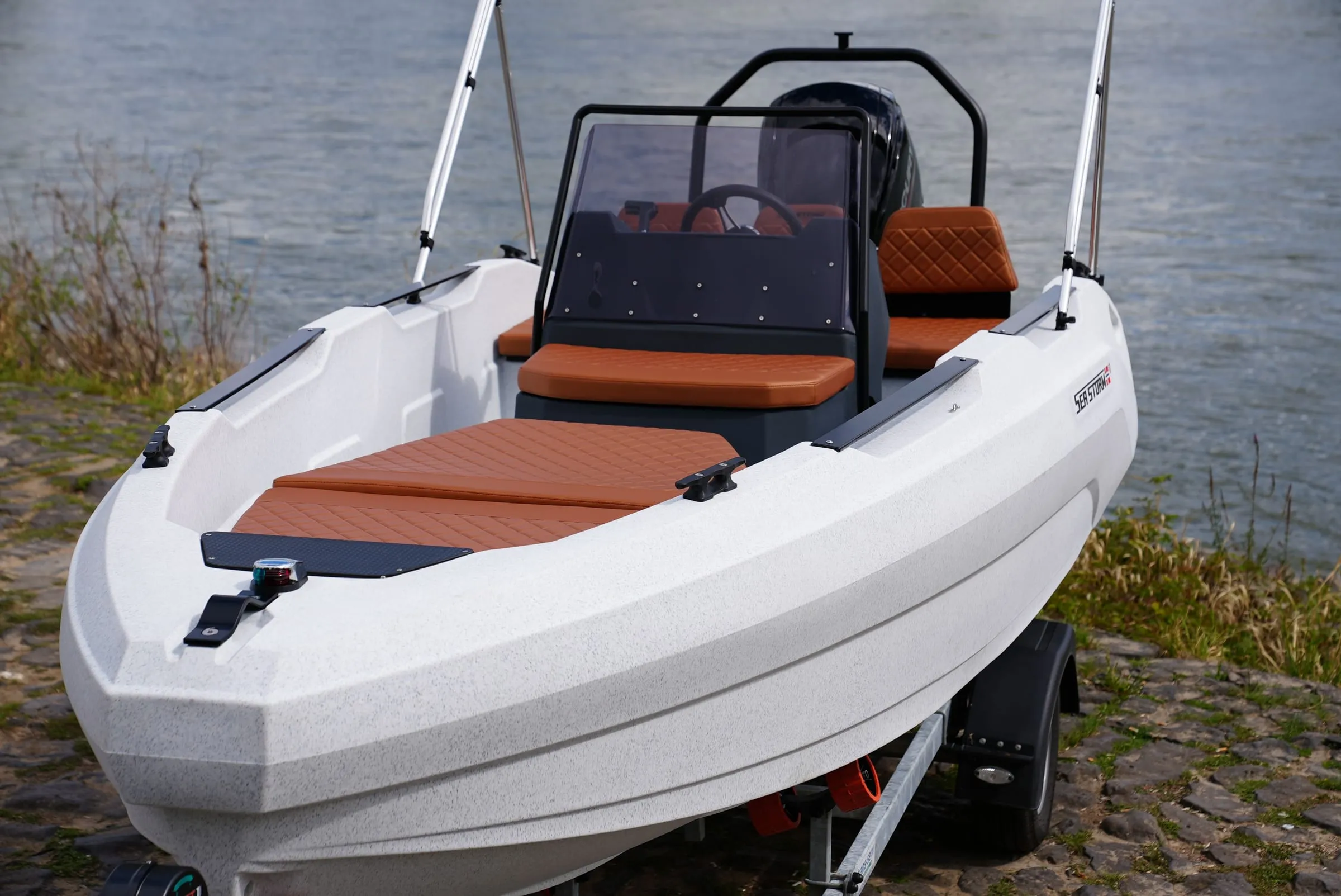 Bug eines HDPE-Sportbootes der SeaStorm 17 mit doppelwandiger Polyethylen-Schale