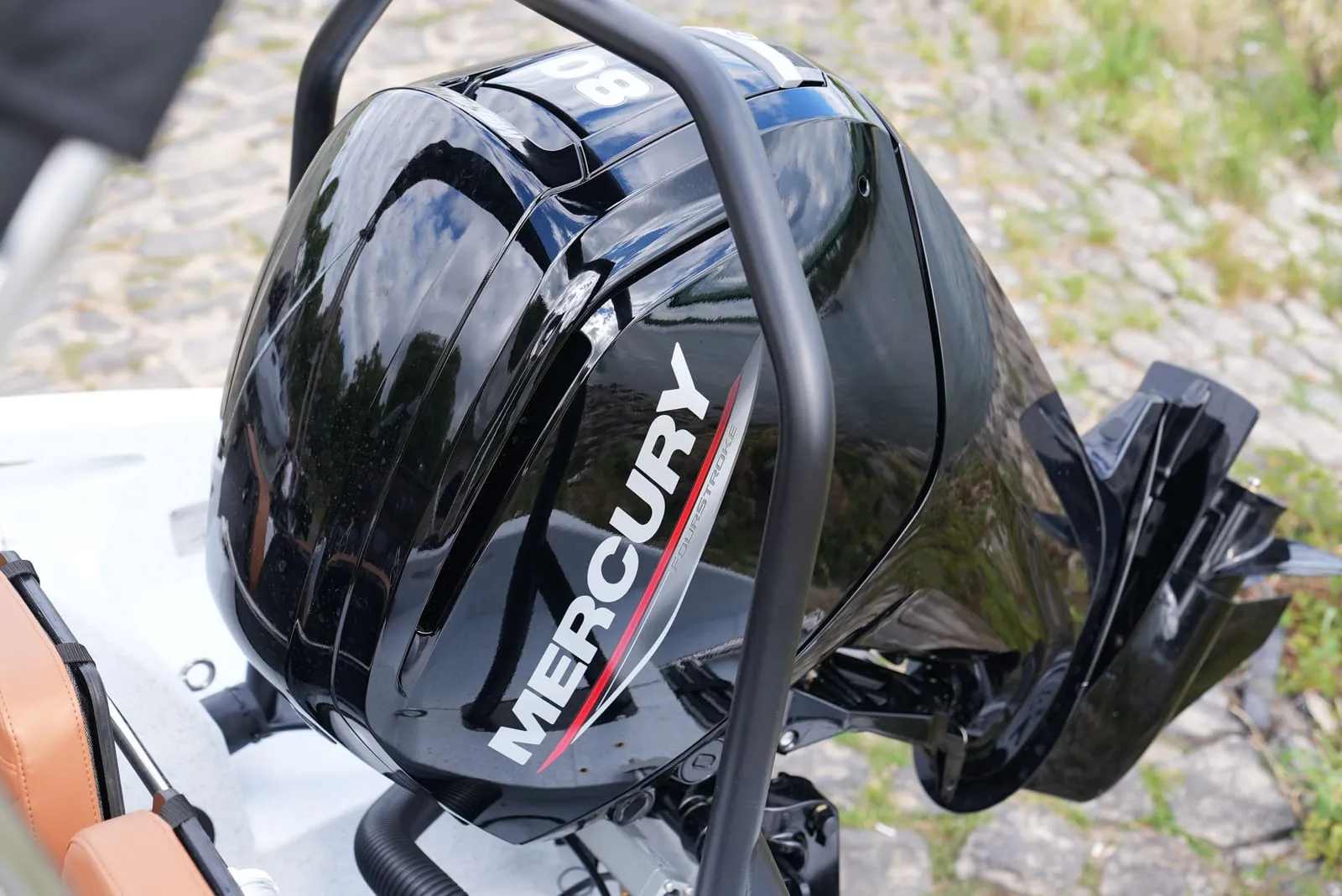 Heck der SeaStorm 17 mit montiertem Mercury-FourStroke-Außenborder