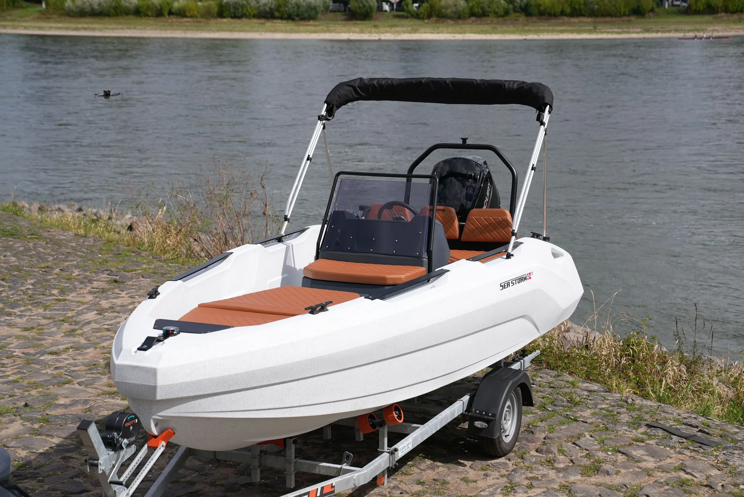 SeaStorm 17 im Seitenprofil mit Cognac-Polstern