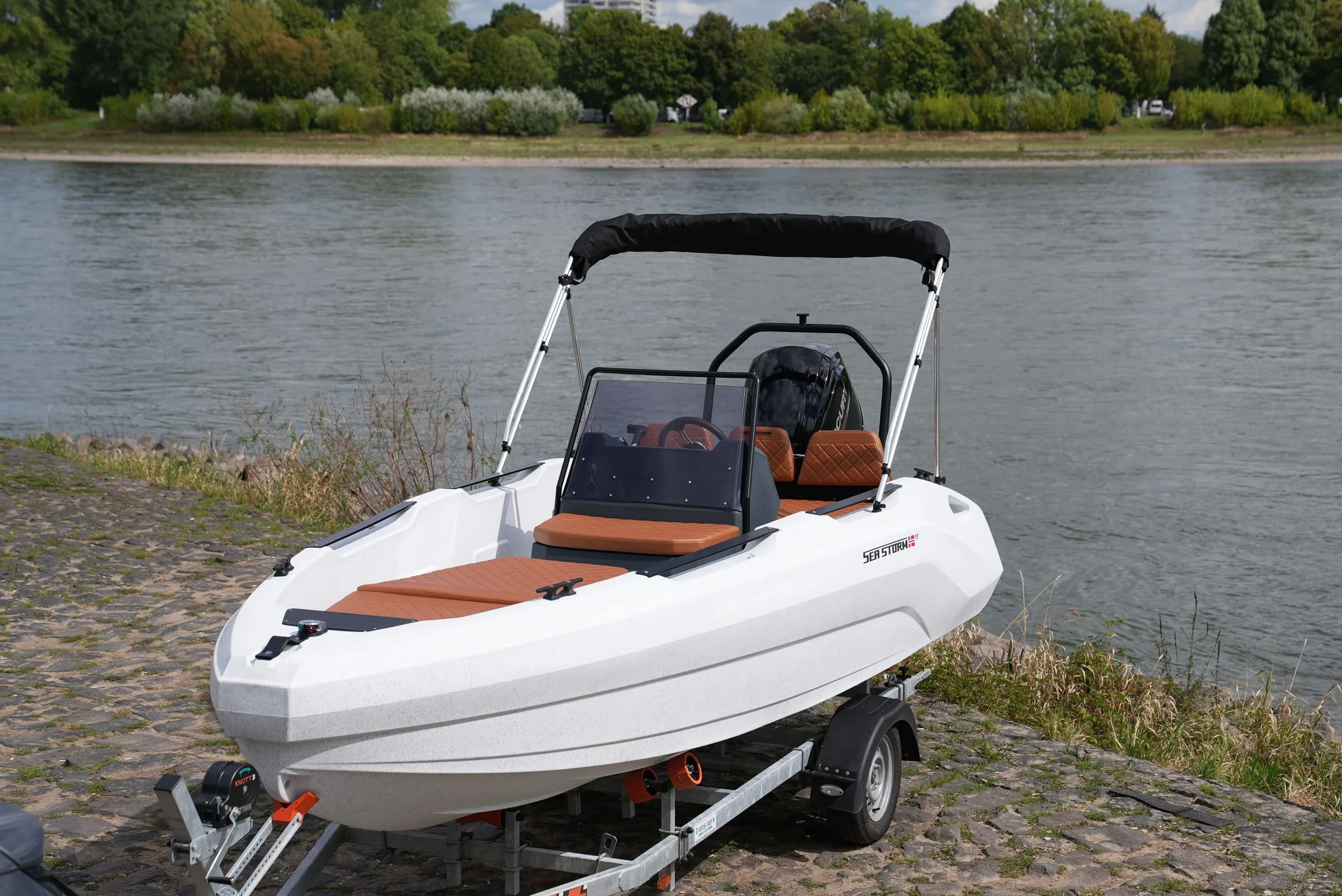 SeaStorm 17 schräg von vorne mit Bimini-Verdeck
