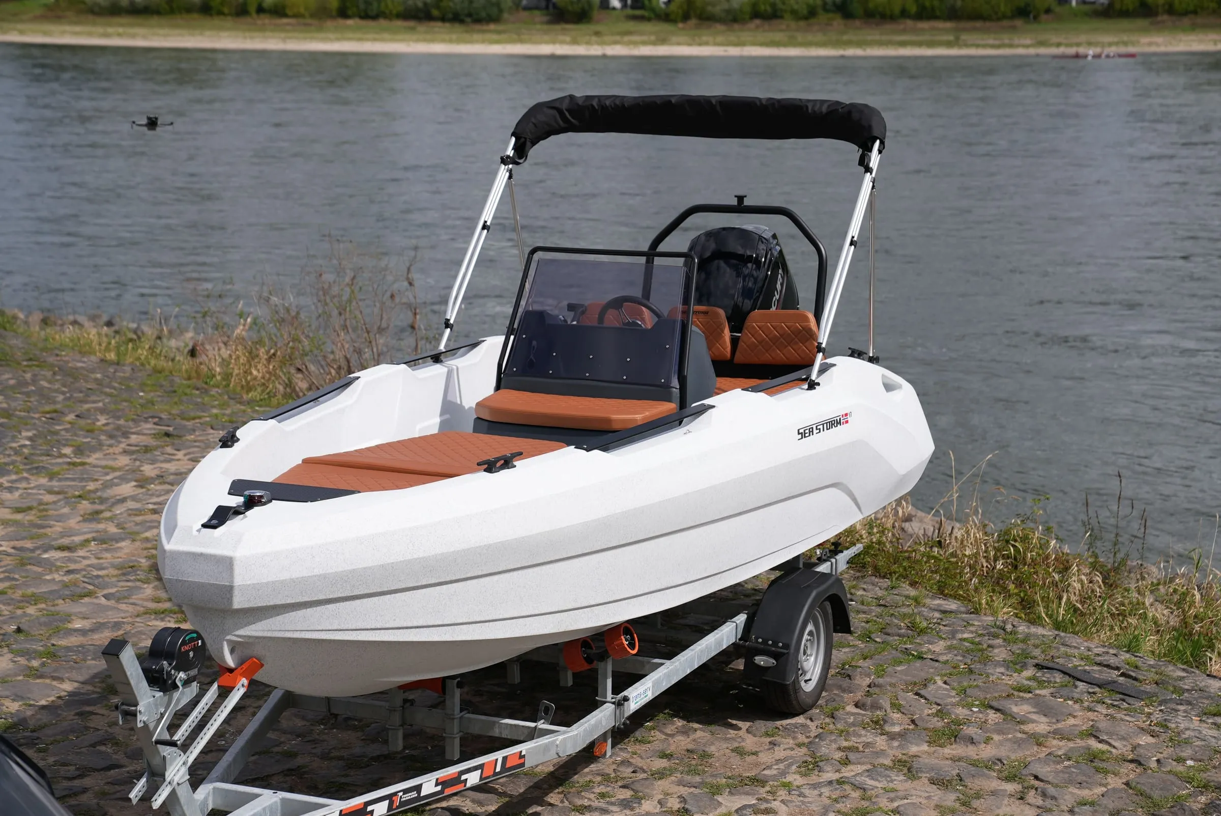 Seitenprofil des HDPE-Motorboots SeaStorm 17 mit doppelwandigem Polyethylen-Rumpf
