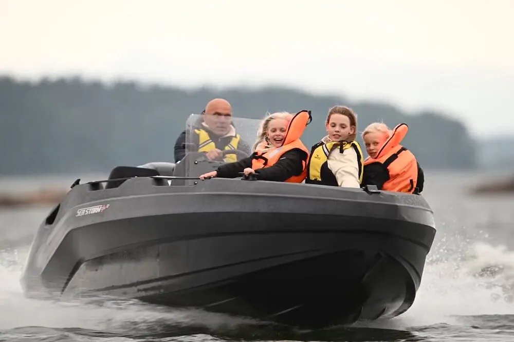 Fahrschülerinnen und Fahrschüler mit Rettungswesten an Bord der SeaStorm 17