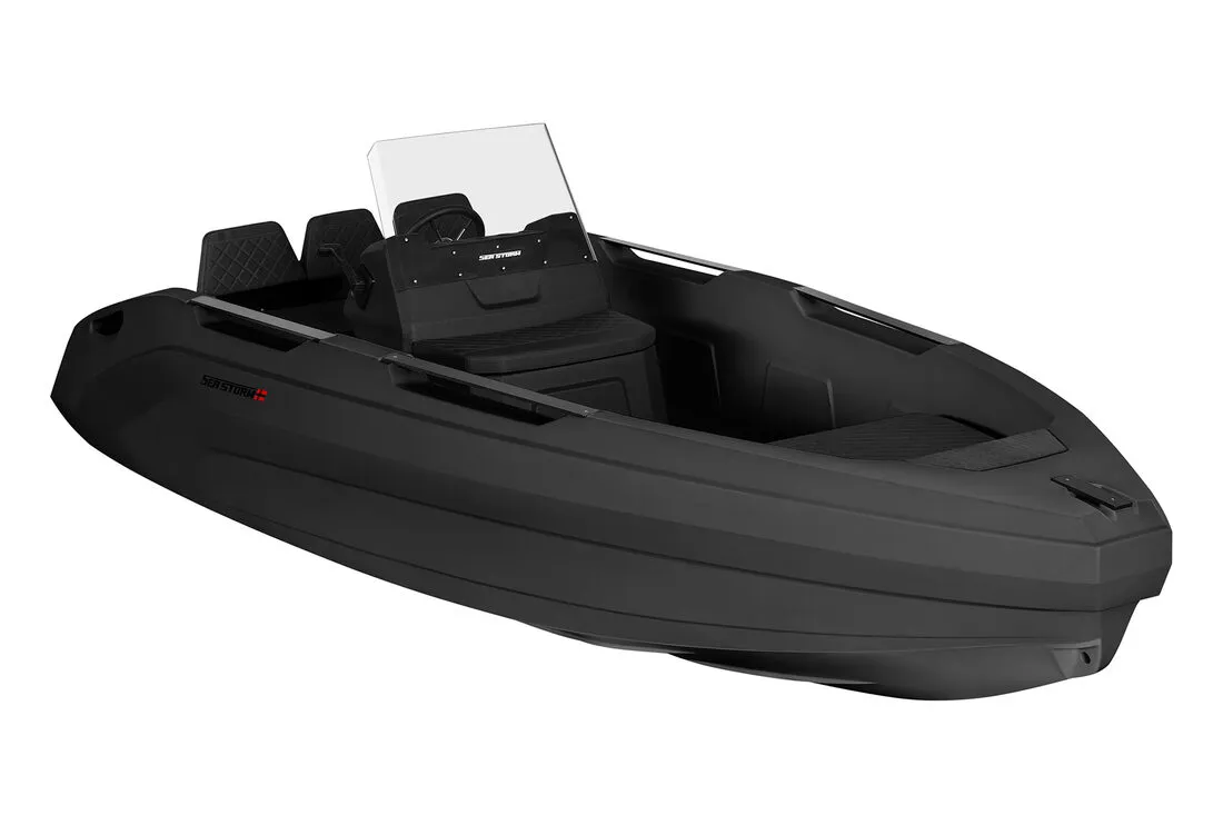 Heck der SeaStorm 17 mit montiertem Mercury-FourStroke-Außenborder