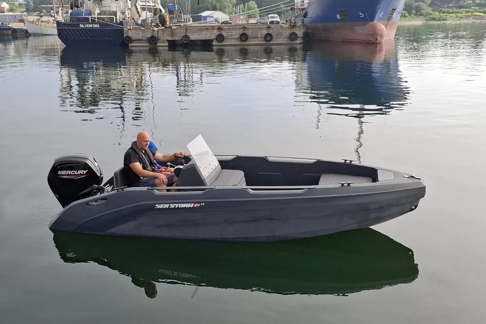 Sportboot mit HDPE-Rumpf in Fahrt auf dem Wasser, Heckwelle sichtbar