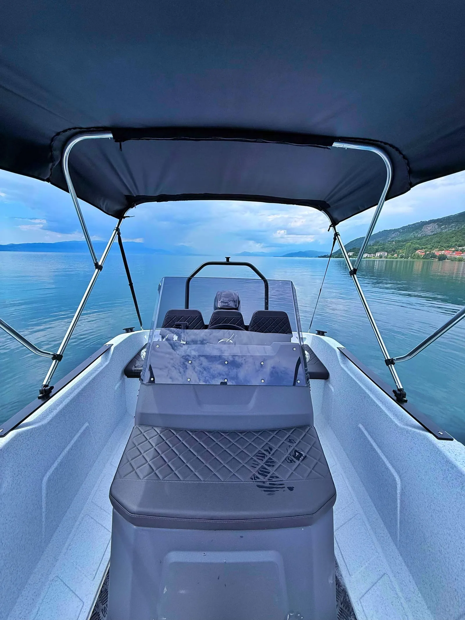 Blick unter dem Bimini-Verdeck nach vorn über die SeaStorm 17