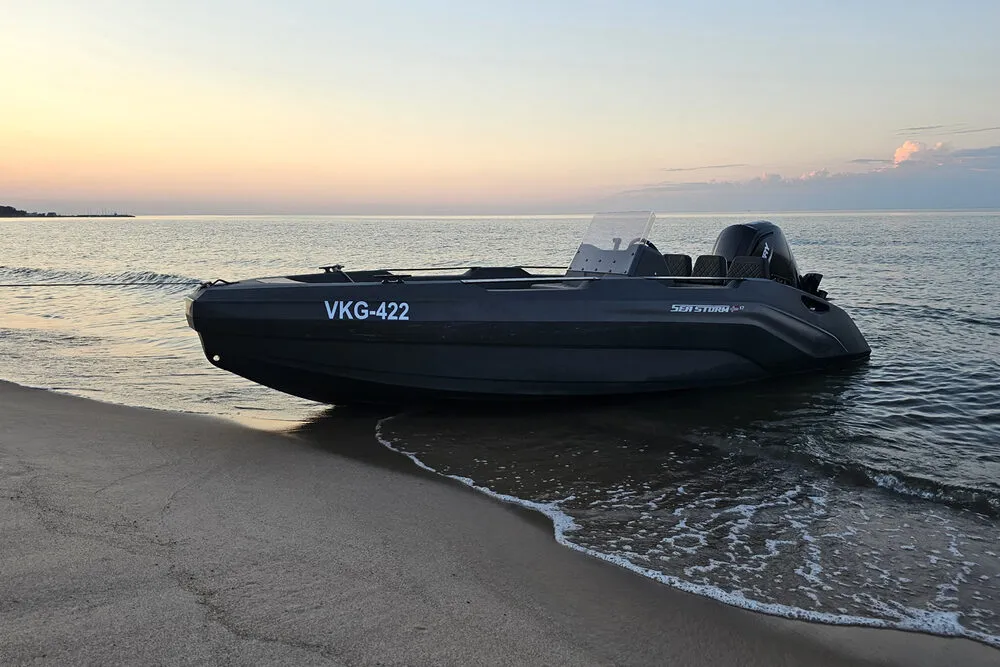 SeaStorm 17 im Abendlicht auf dem Wasser, Vermietungs- und Charterboot